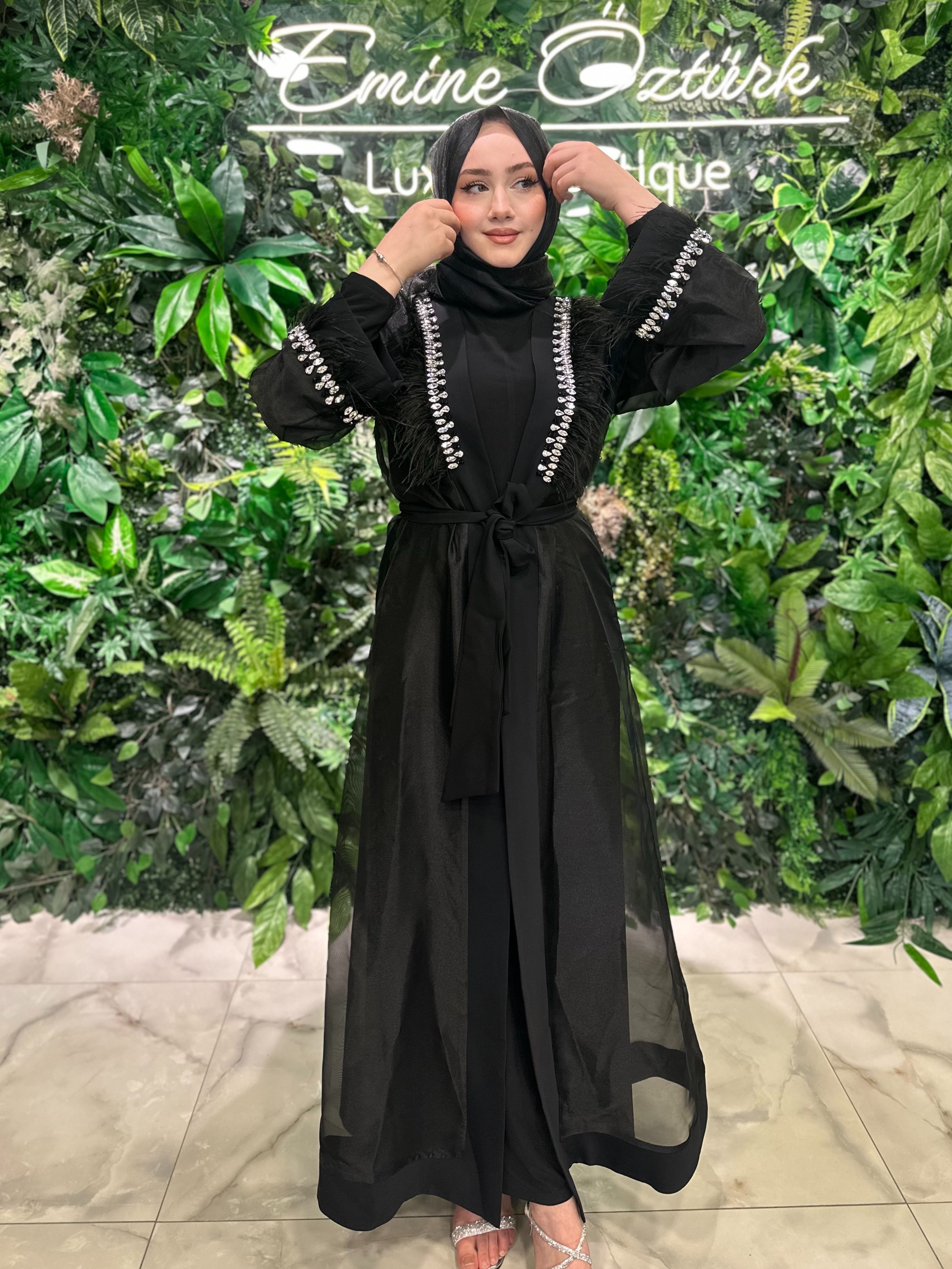 ETRUCCİ KOL VE YAKA TAŞ VE TÜY DETAYLI ABAYA 6210
