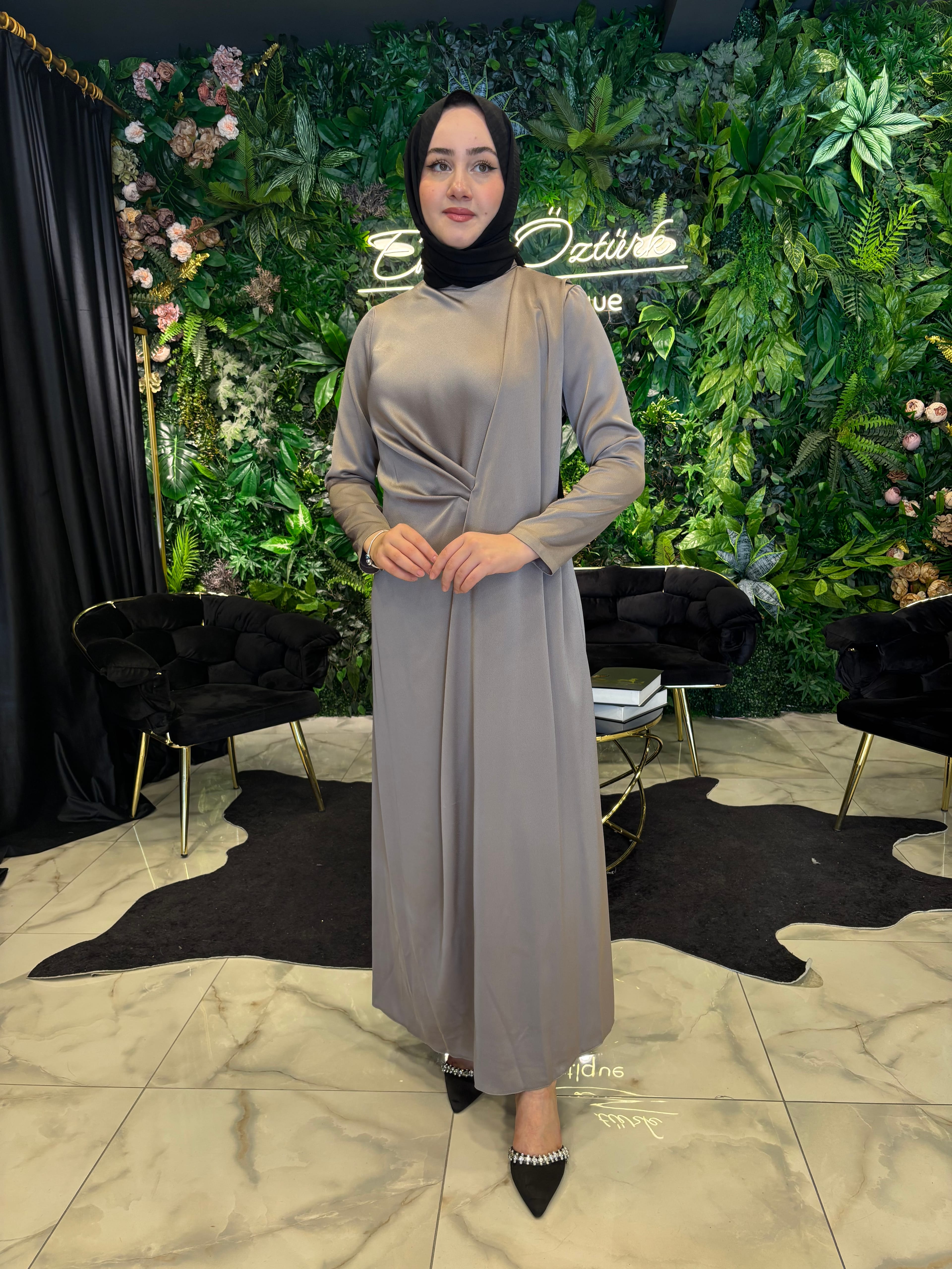 HİLAL OĞUZKAN BELDEN TOPLAMALI ARKASI PARÇALI ŞIK ELBİSE 9160