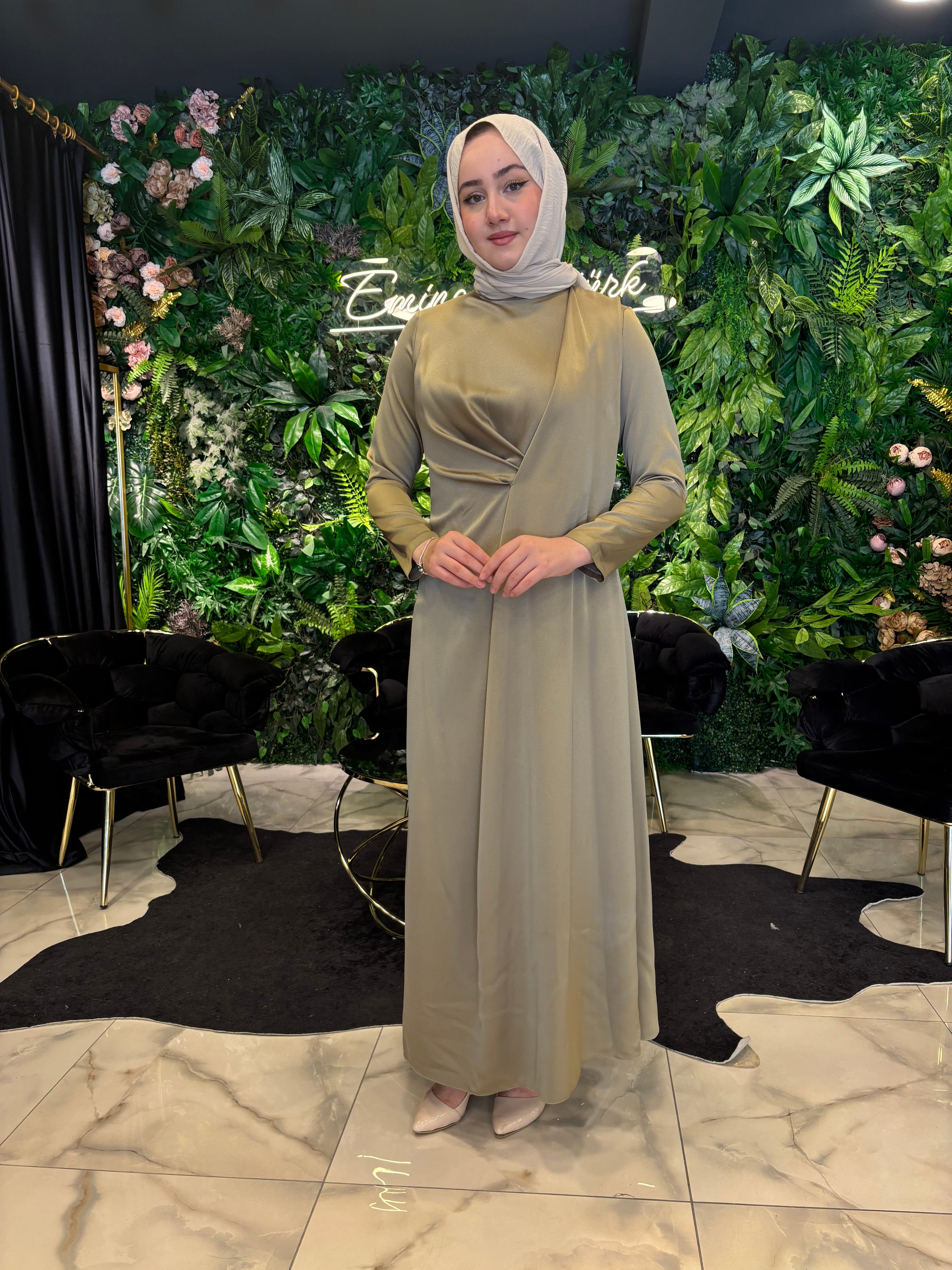 HİLAL OĞUZKAN BELDEN TOPLAMALI ARKASI PARÇALI ŞIK ELBİSE 9160 - YEŞİL