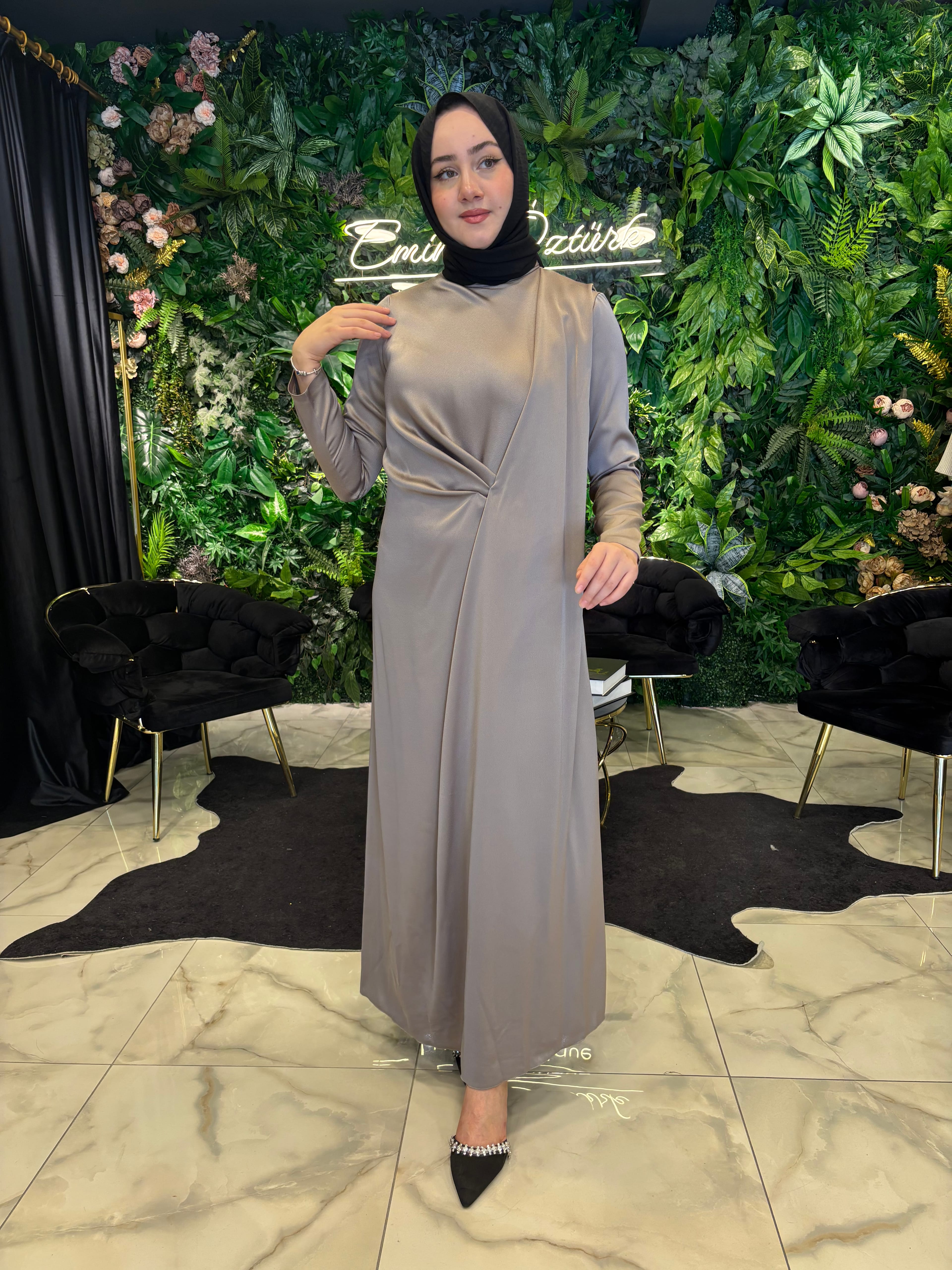 HİLAL OĞUZKAN BELDEN TOPLAMALI ARKASI PARÇALI ŞIK ELBİSE 9160