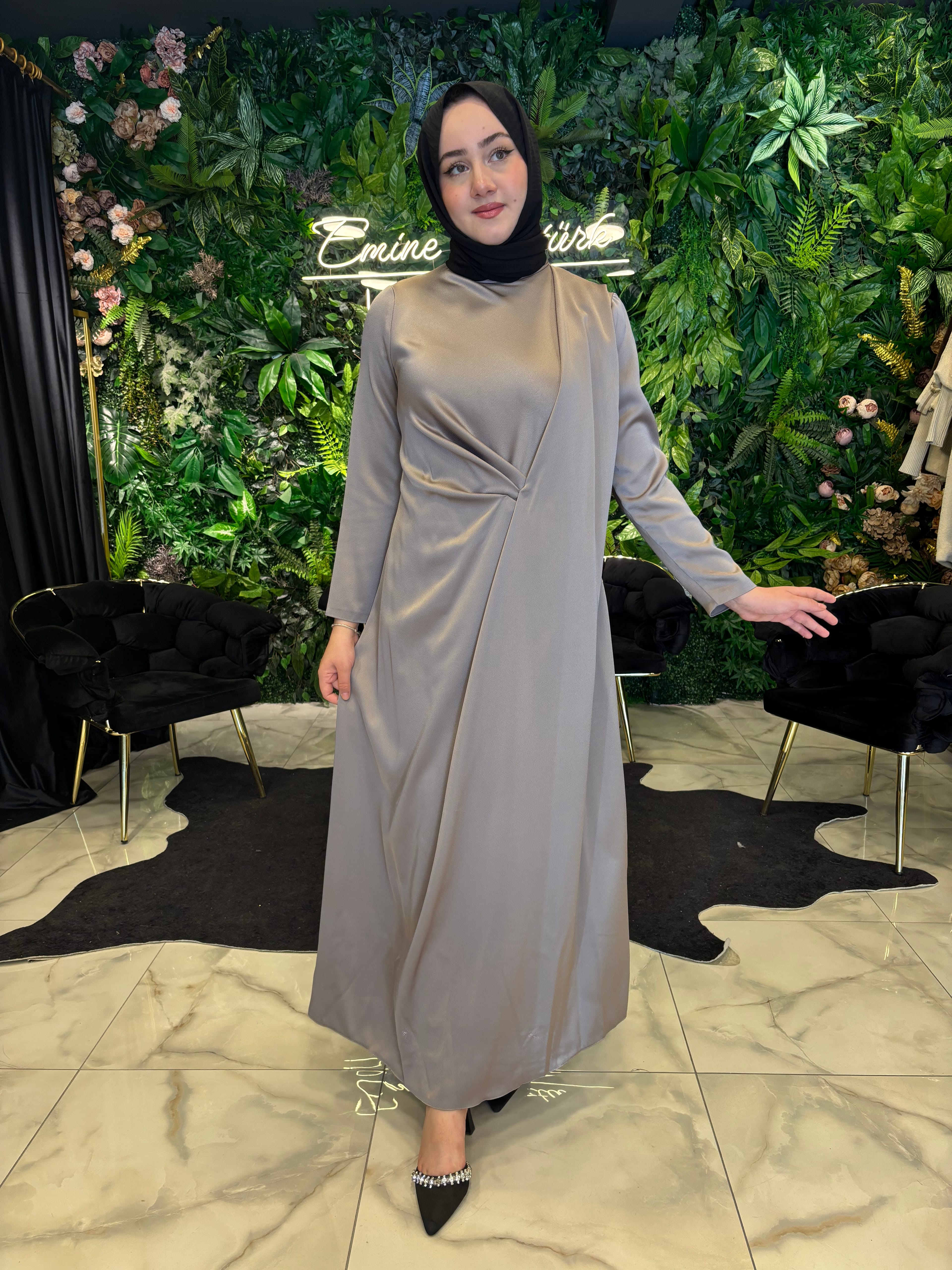 HİLAL OĞUZKAN BELDEN TOPLAMALI ARKASI PARÇALI ŞIK ELBİSE 9160