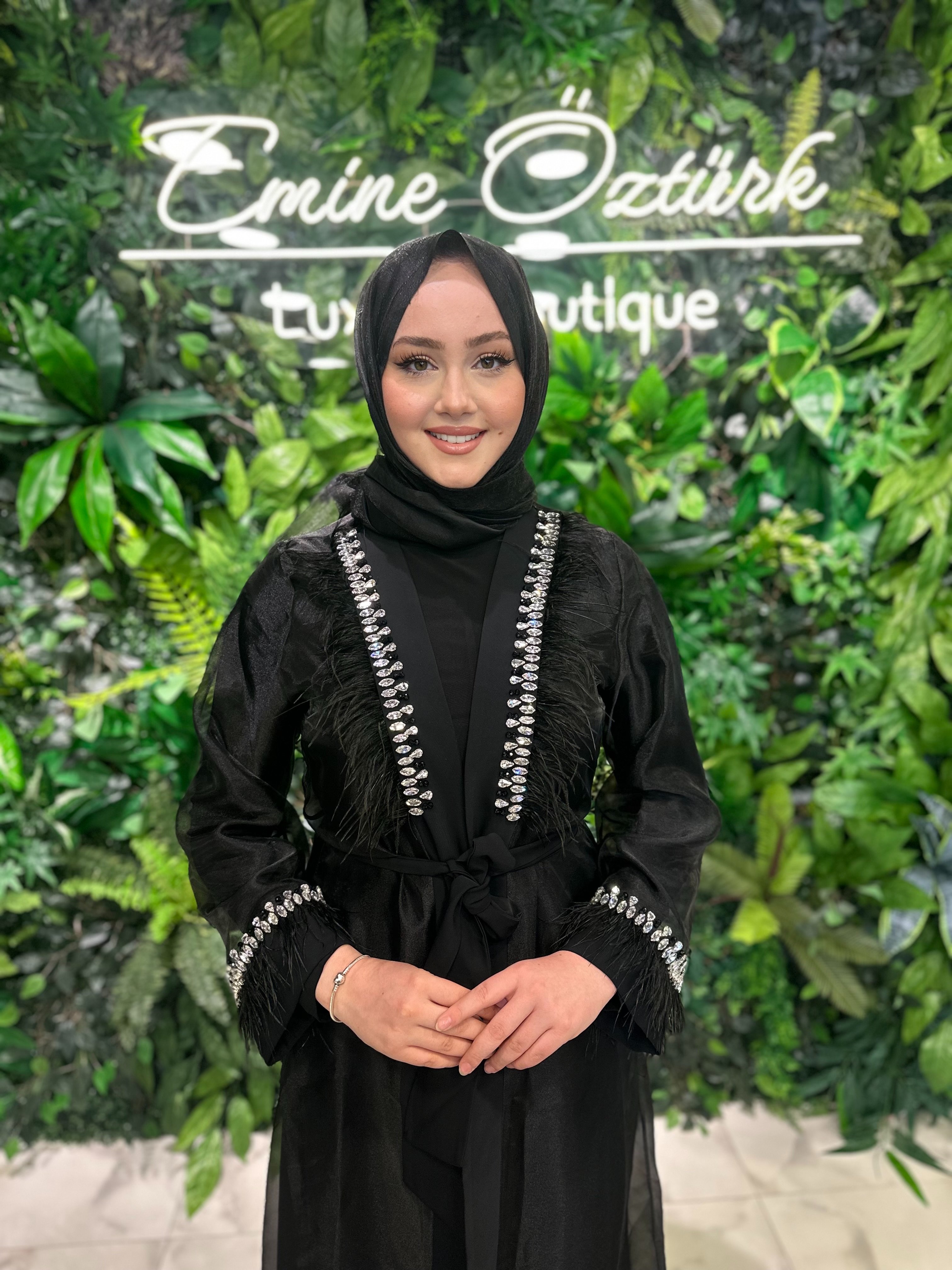 ETRUCCİ KOL VE YAKA TAŞ VE TÜY DETAYLI ABAYA 6210