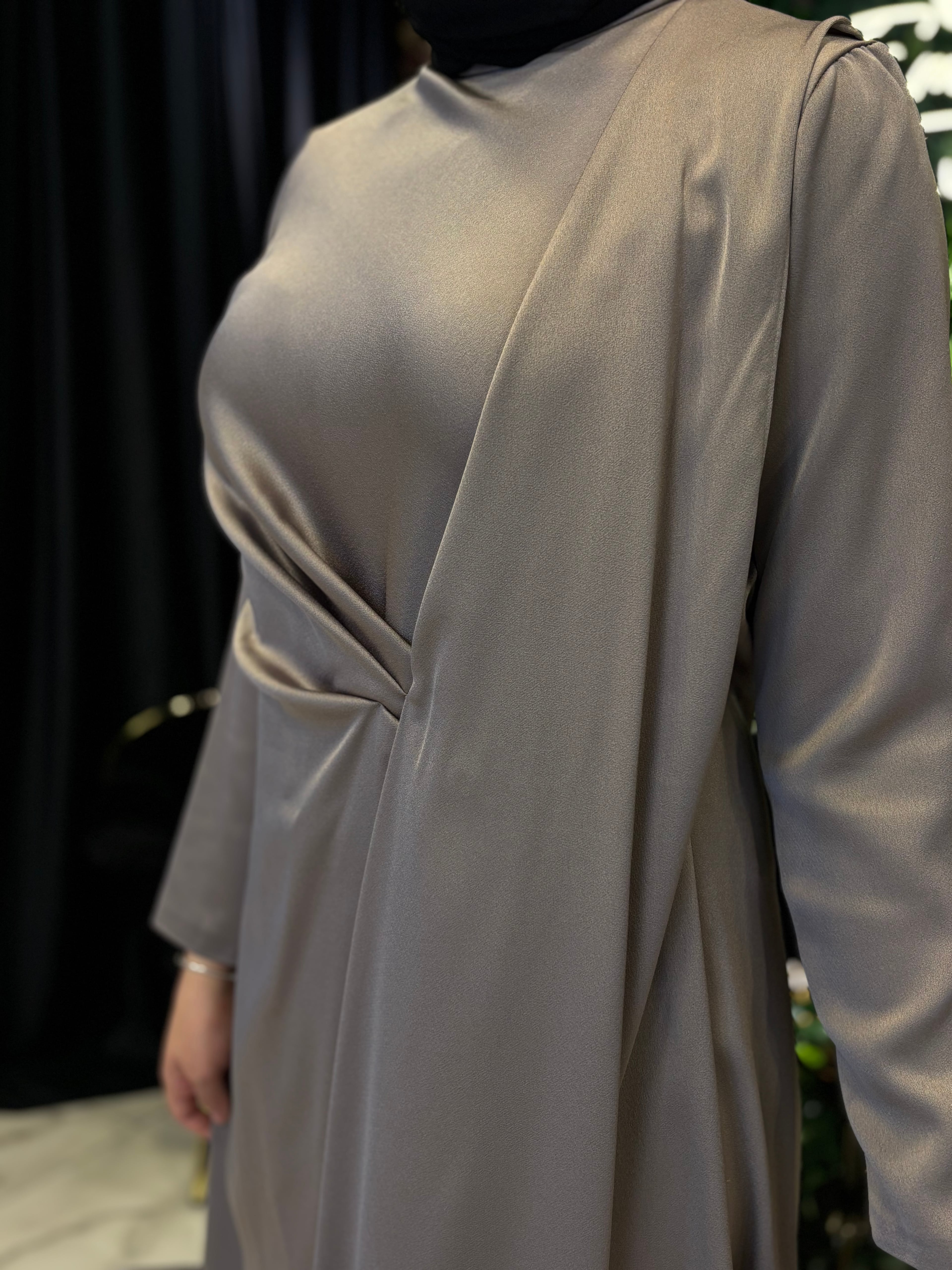 HİLAL OĞUZKAN BELDEN TOPLAMALI ARKASI PARÇALI ŞIK ELBİSE 9160