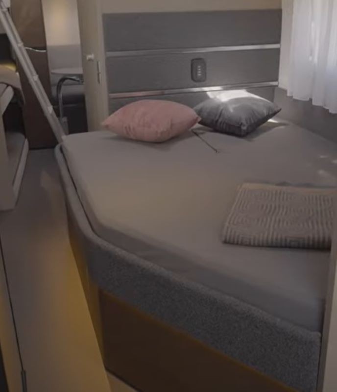Adria Alpina 763 UK  Karavan Yatağınıza Tam Uyumlu Lastikli Çarşaf ve Yastık Kılıfı