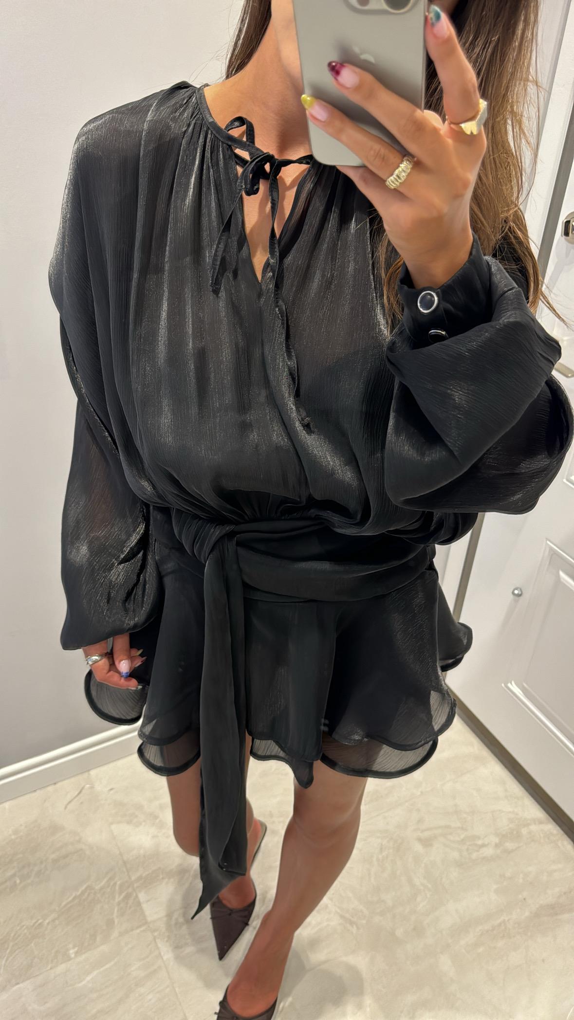 Siyah Parlak Kumaş Volanlı Mini Elbise