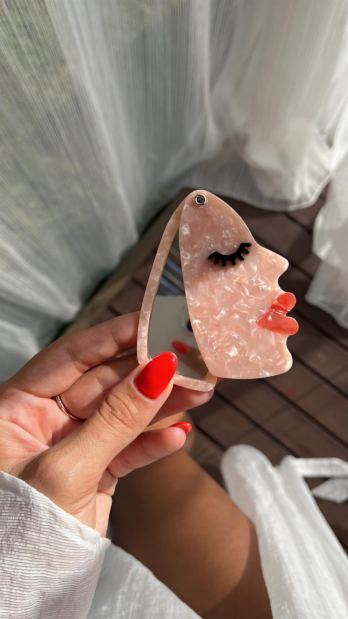 Kemik kadın figür ayna