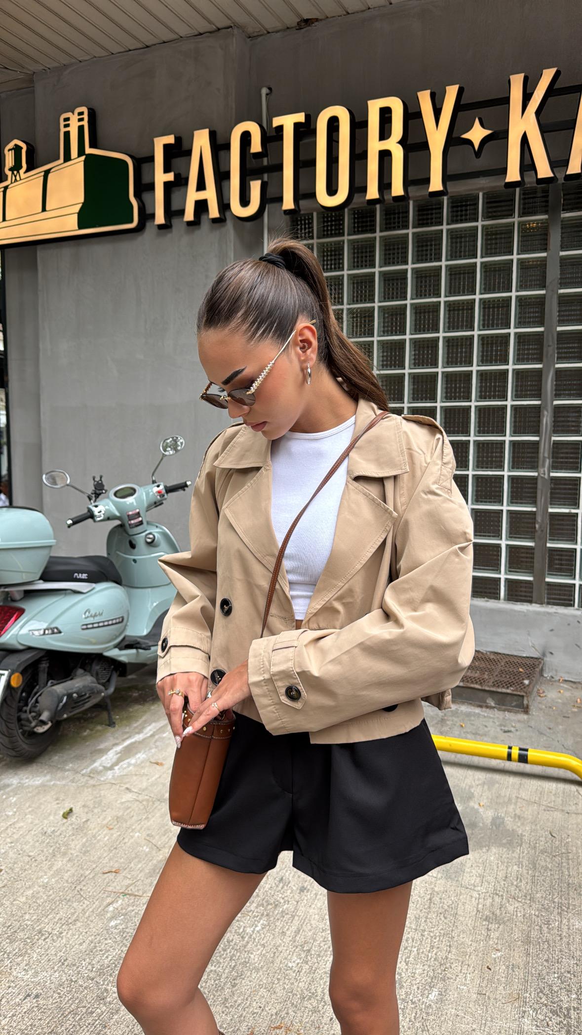 Kruvaze Yaka Omuz Manşetli Kısa Trençkot Bej