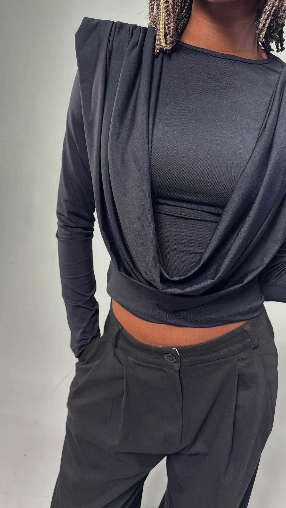 Siyah Vatkalı Tasarım Bluz