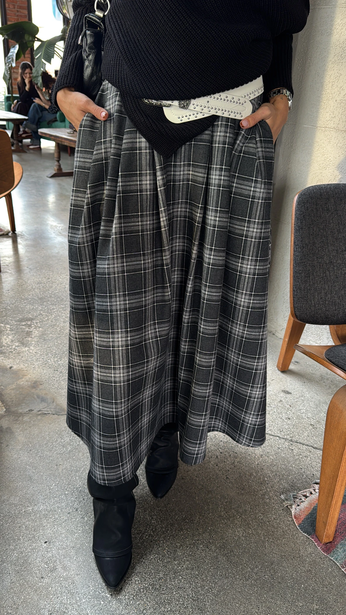 Bel Kısmı Biyeli Siyah Ekose Etek 