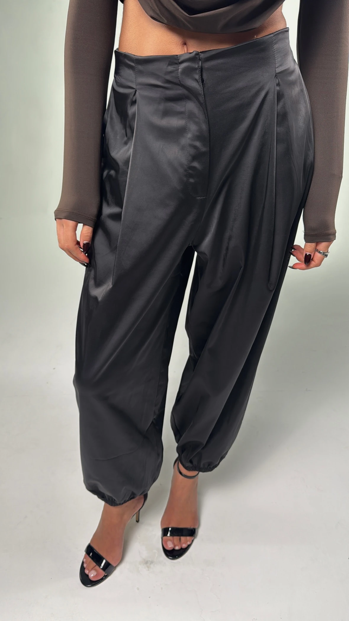 Siyah Paçası Lastikli Saten Pantolon