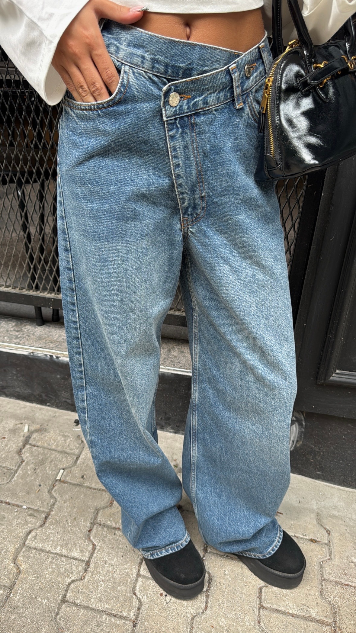 Çapraz Bel Detaylı Jean