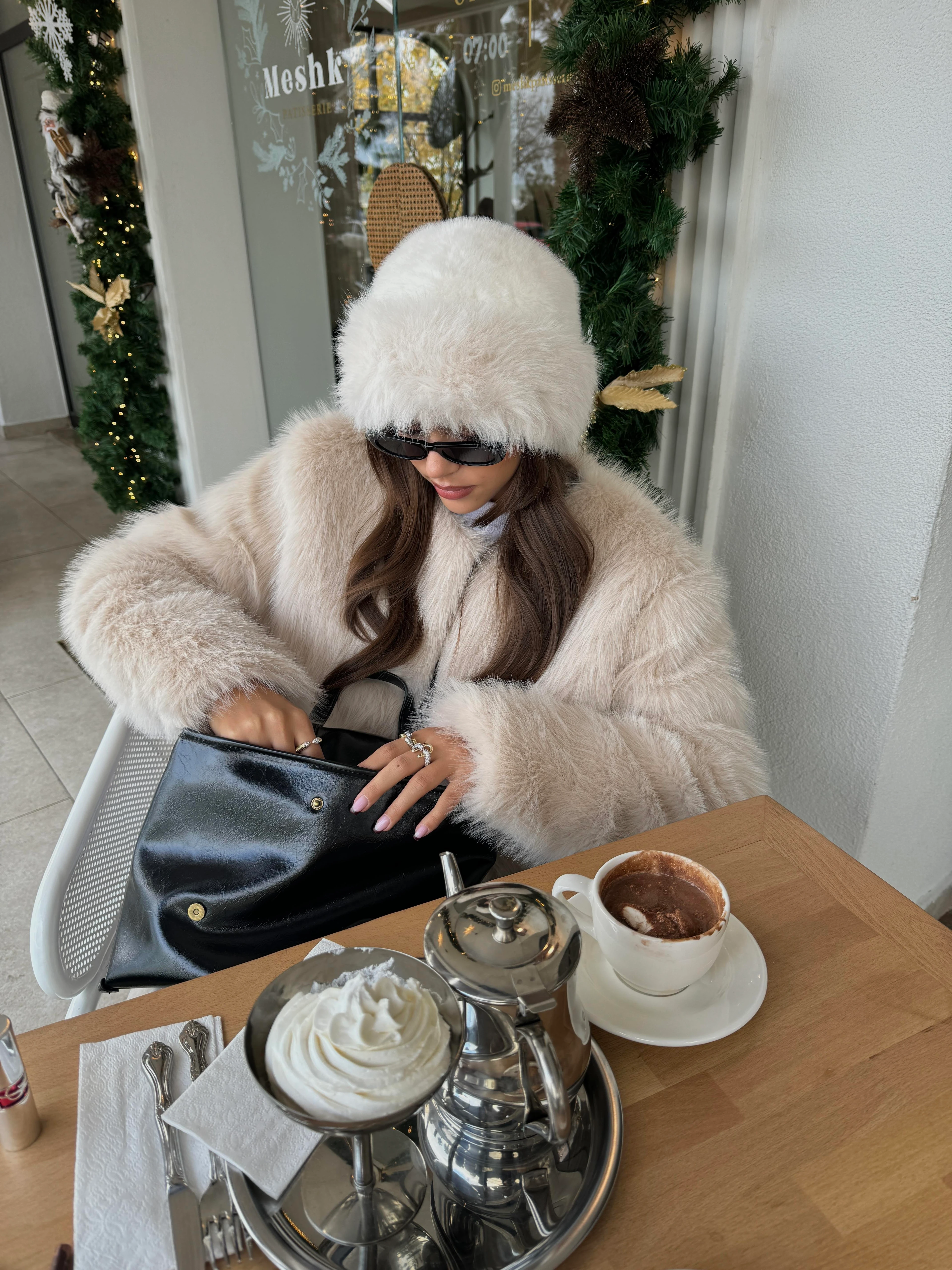 Peluş bej bucket şapka