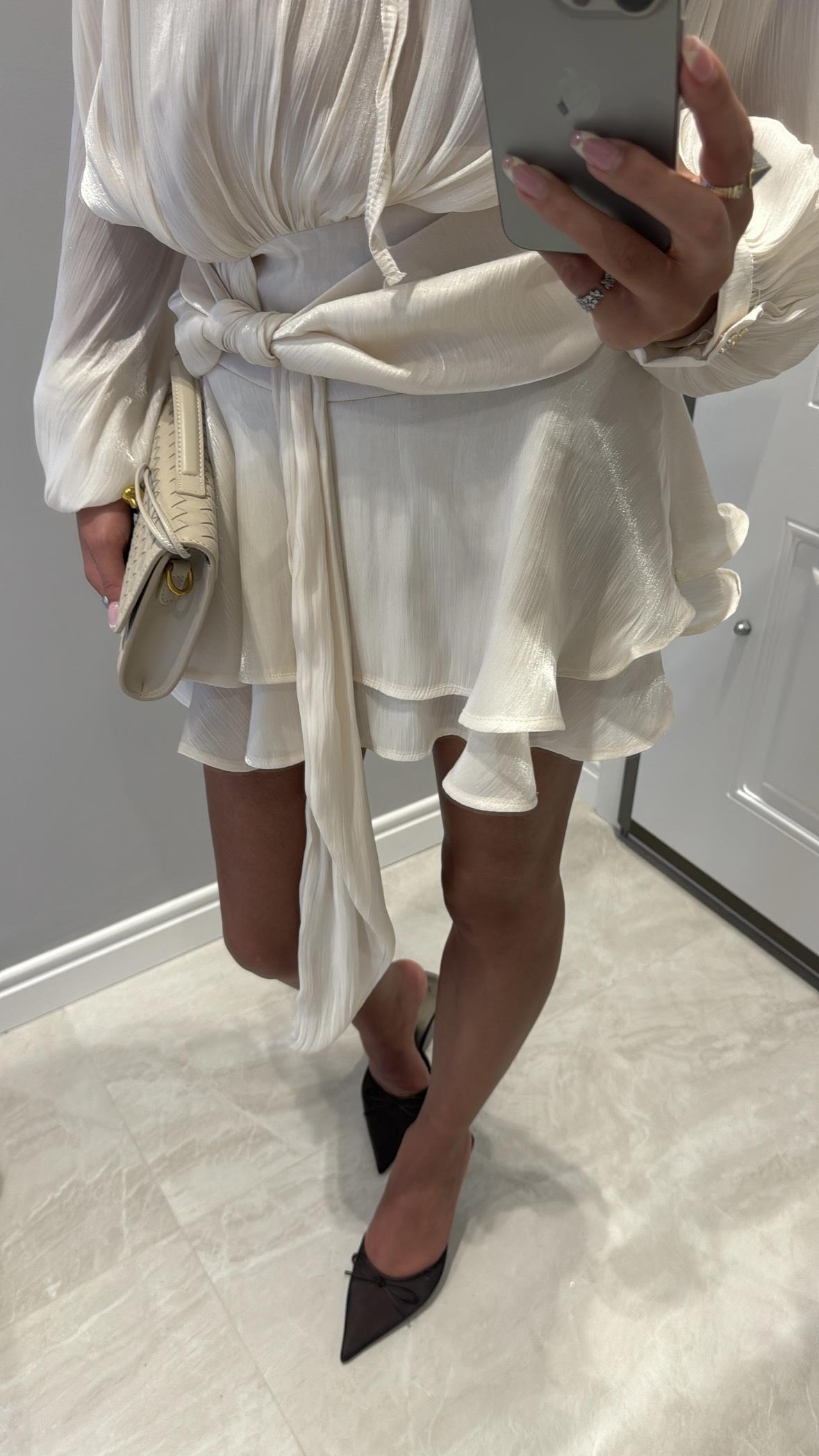 Krem parlak kumaş volanlı mini elbise