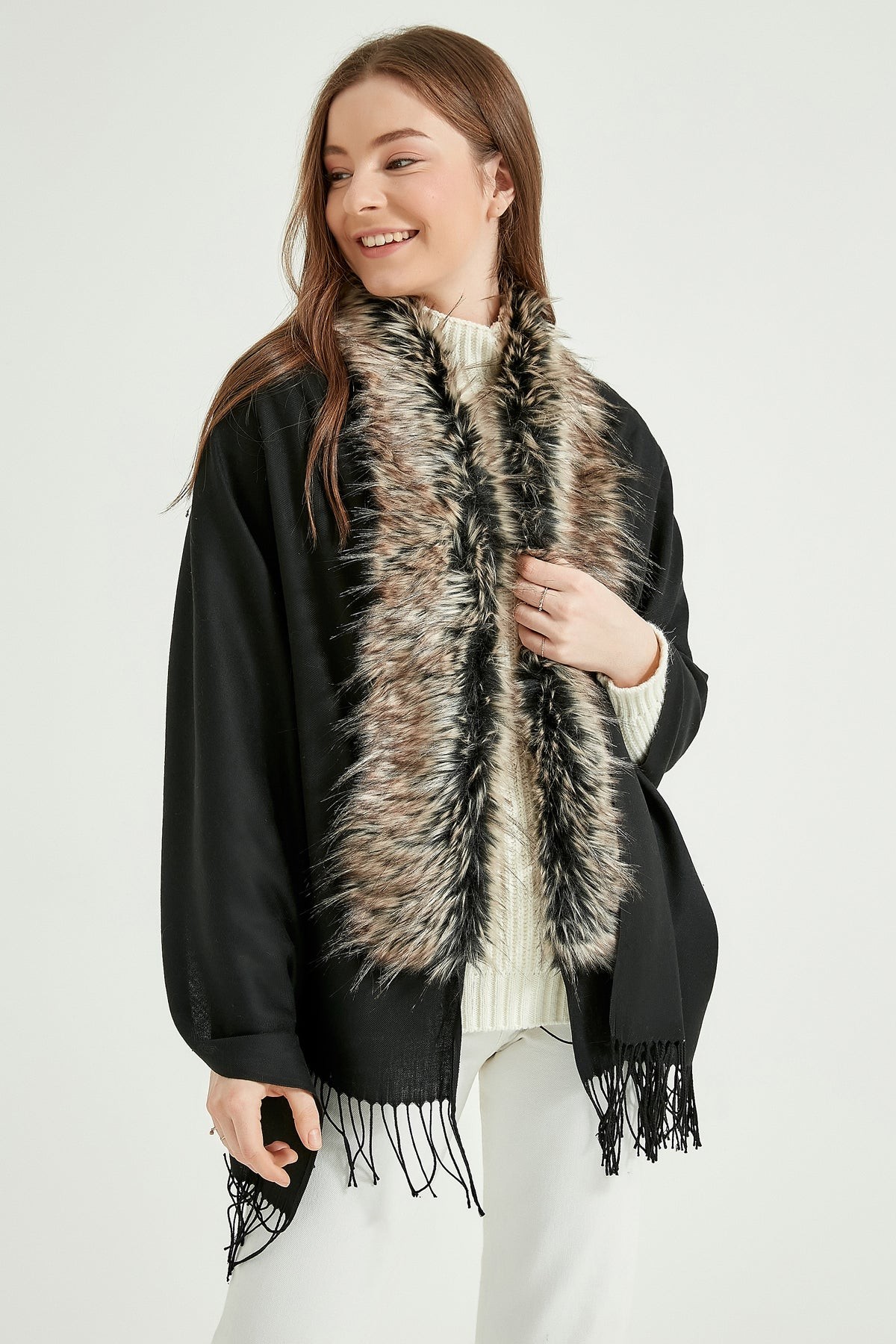 Gri Camel Kürklü Siyah Şal Panço