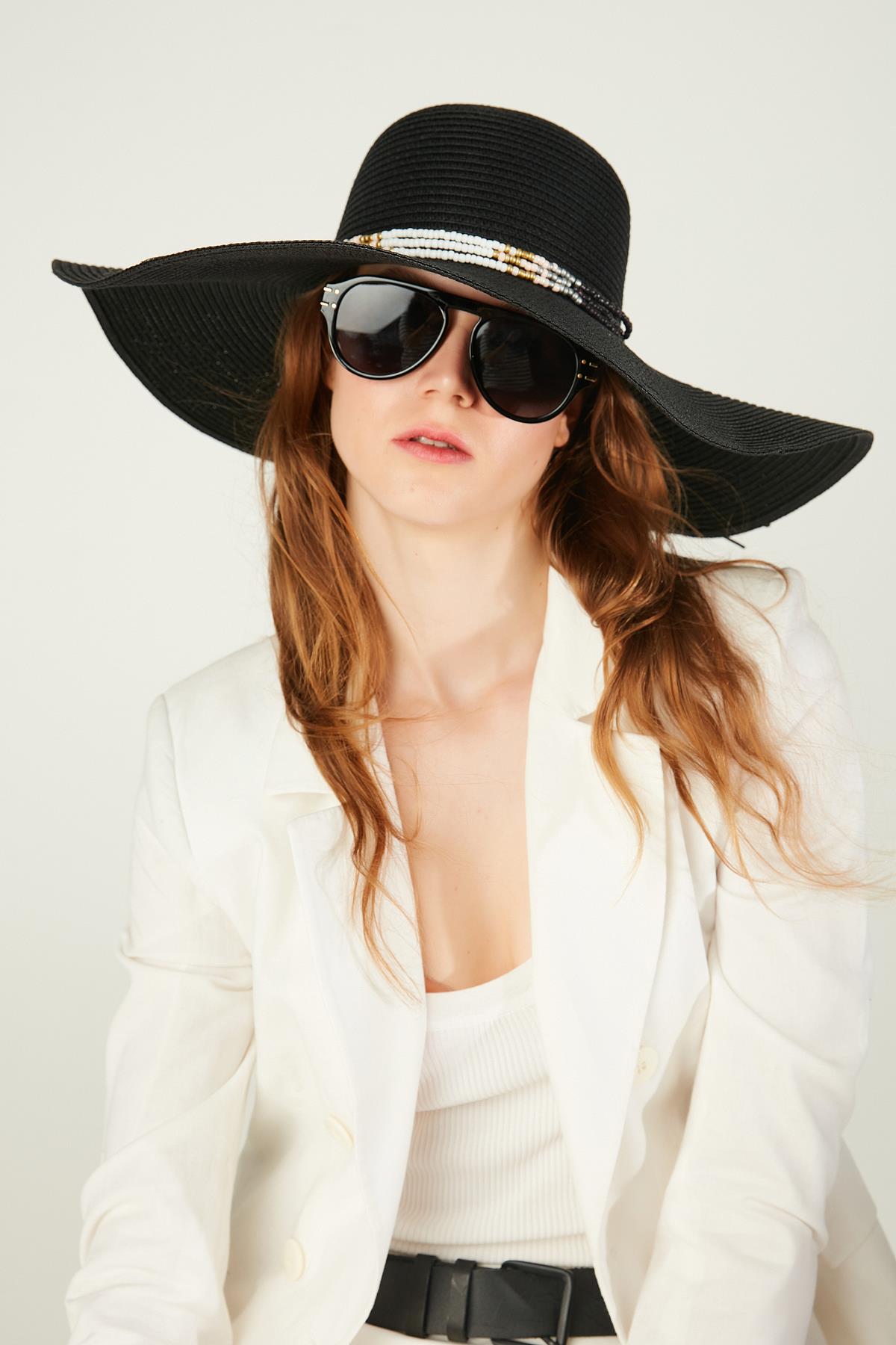 Siyah Boncuk Süslemeli Kloş Hasır Şapka