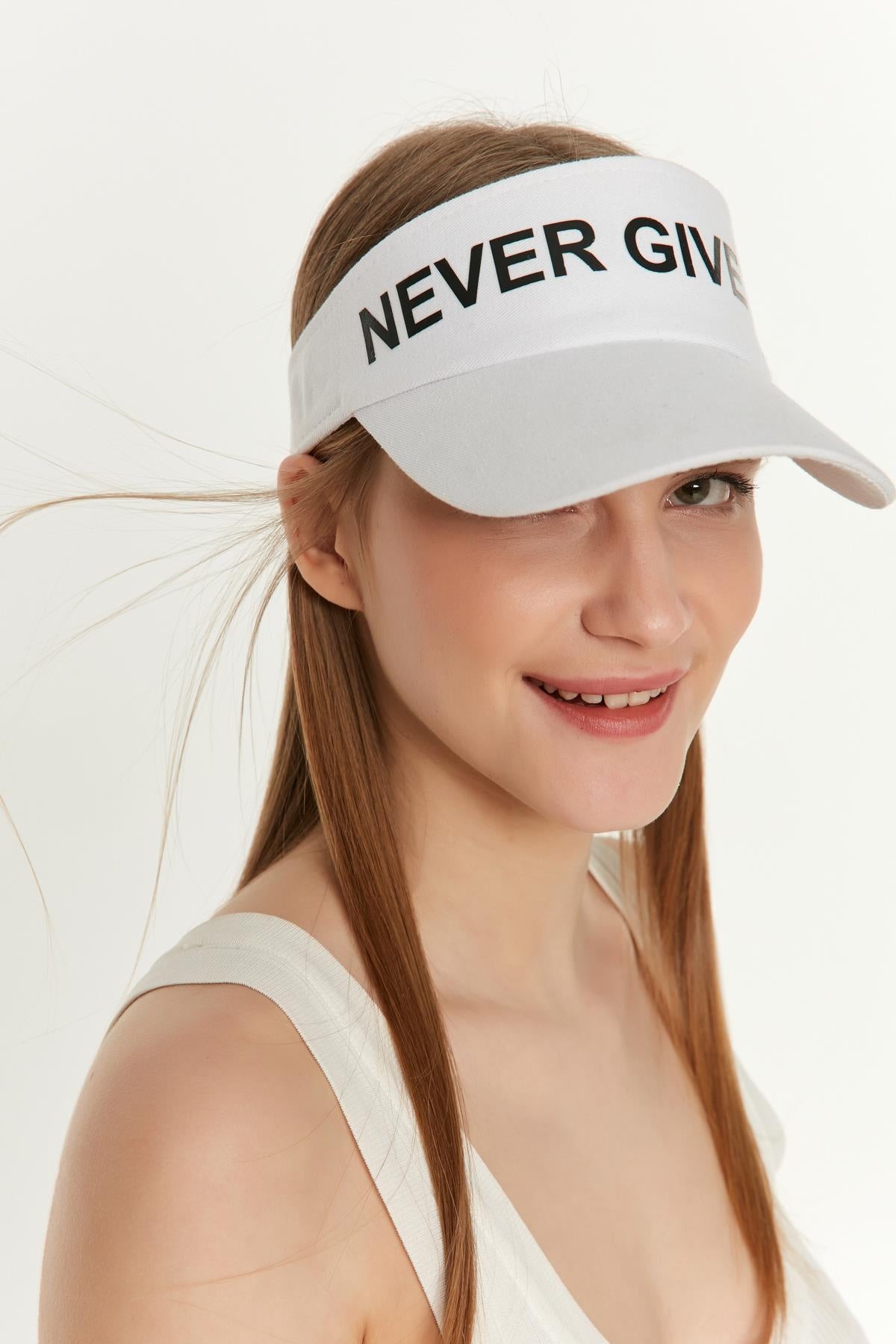 Never Give Up Yazılı Üstü Açık Beyaz Vizör Şapka