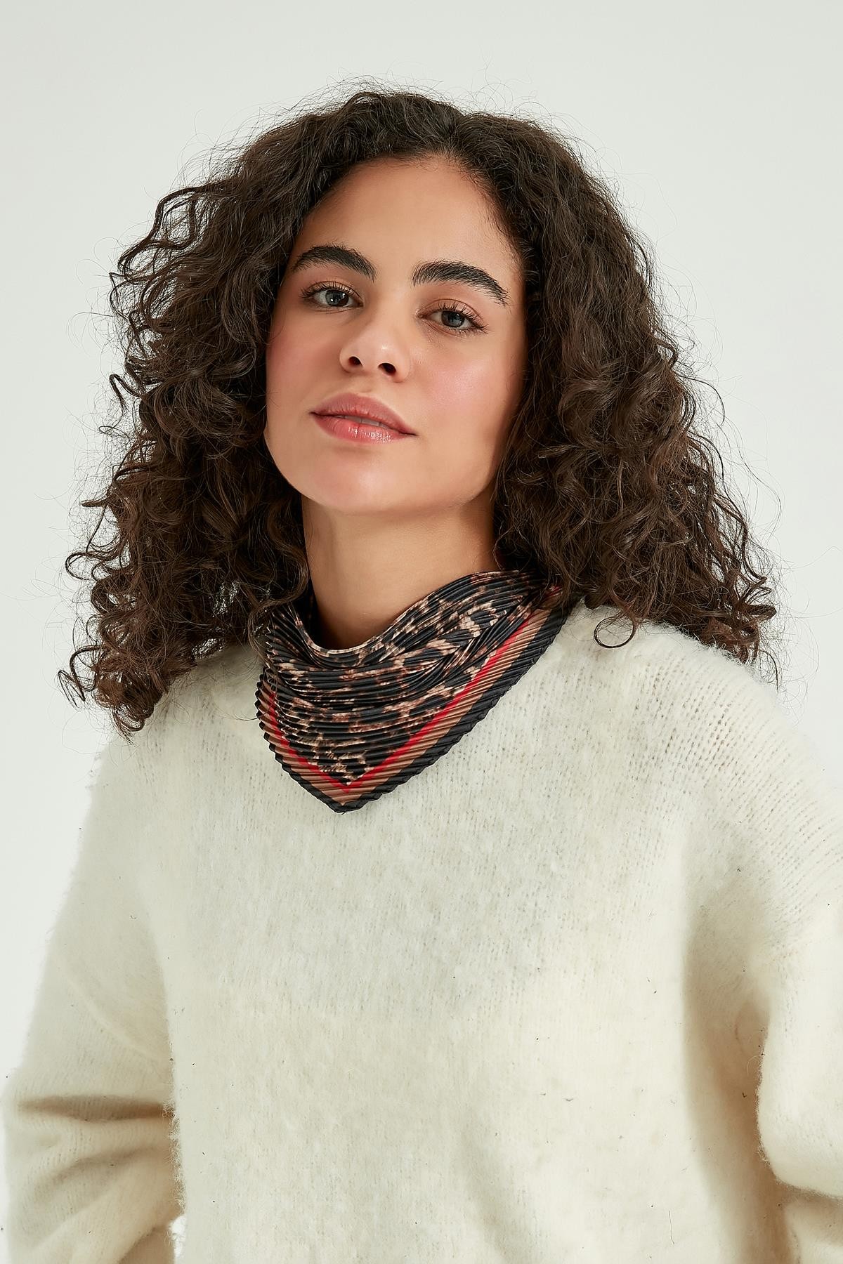 Leopar Desen Piliseli Siyah Fular