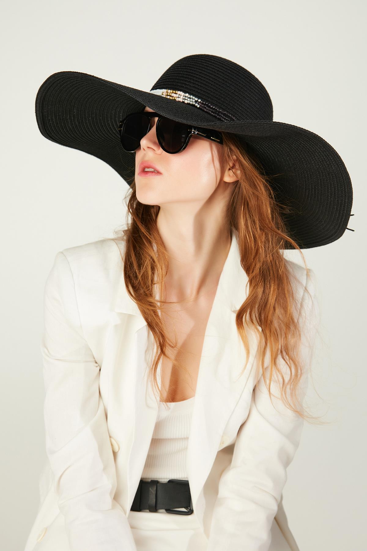 Siyah Boncuk Süslemeli Kloş Hasır Şapka