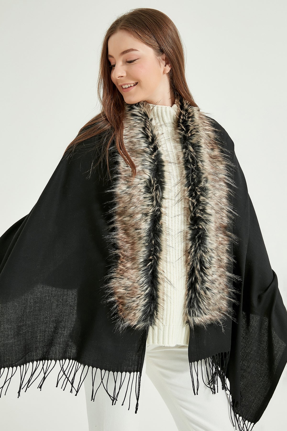 Gri Camel Kürklü Siyah Şal Panço