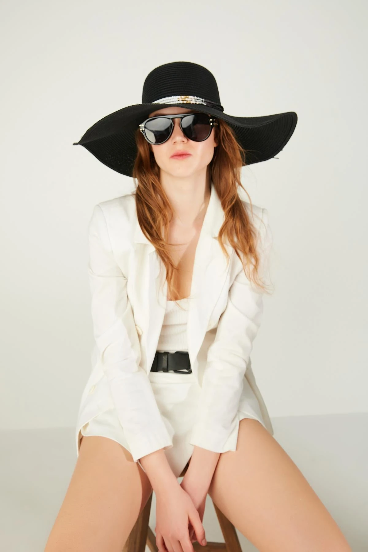 Siyah Boncuk Süslemeli Kloş Hasır Şapka