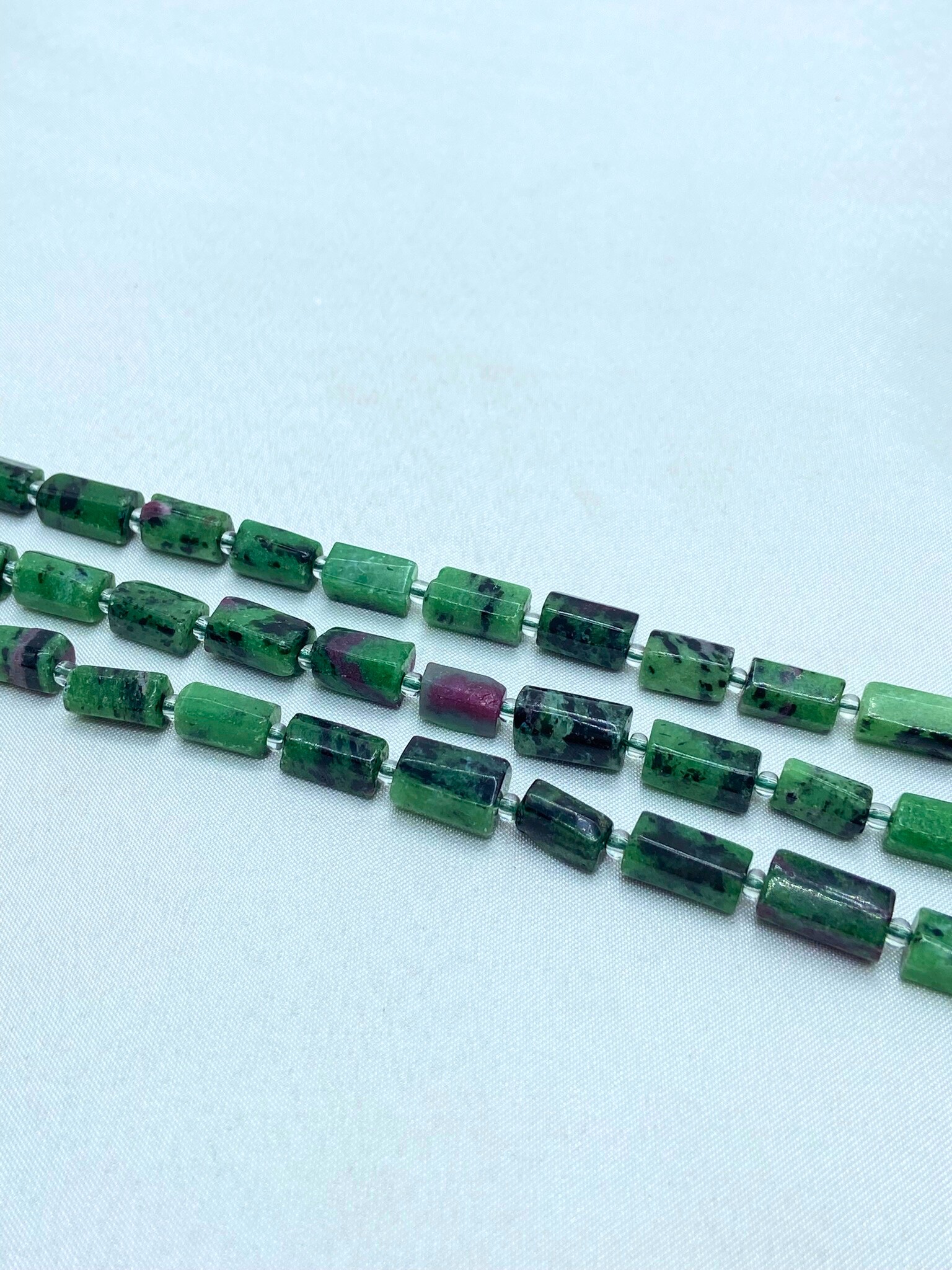 8*12MM RUBYZEOSİT(ANYOLİT) AMORF SİLİNDİR DOĞALTAŞ DİZİLER