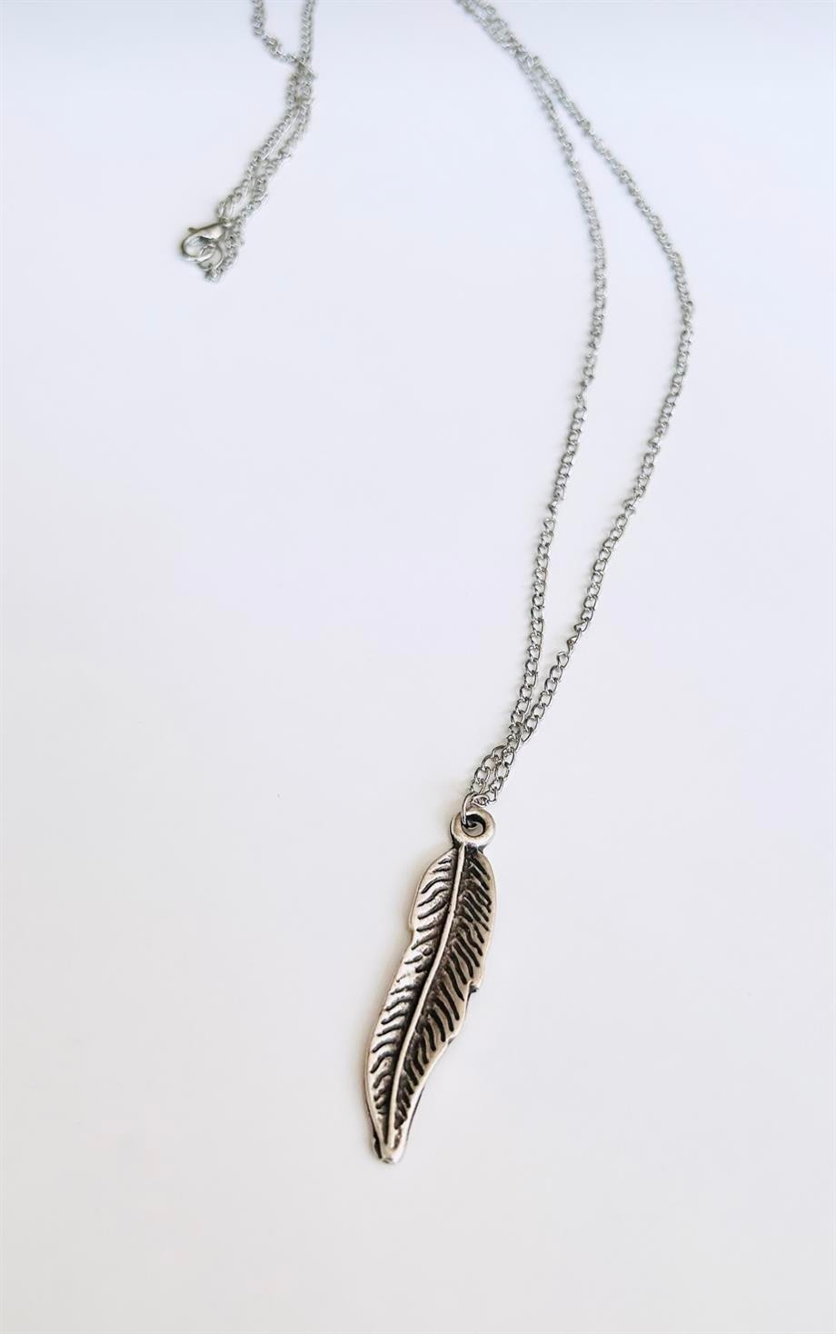 Silver color necklace with male leaf figures