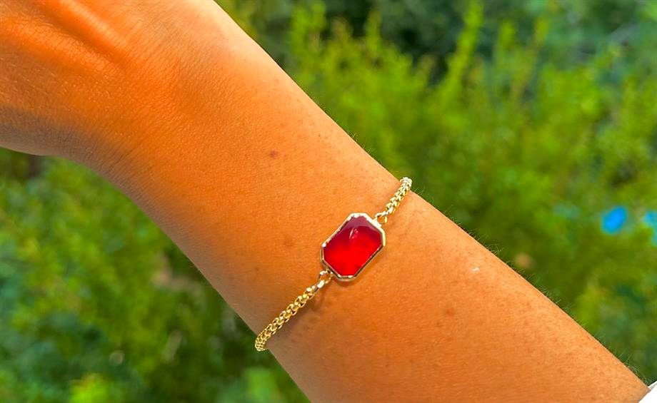 Female Gold Ruby Red Si Glass Bracelet