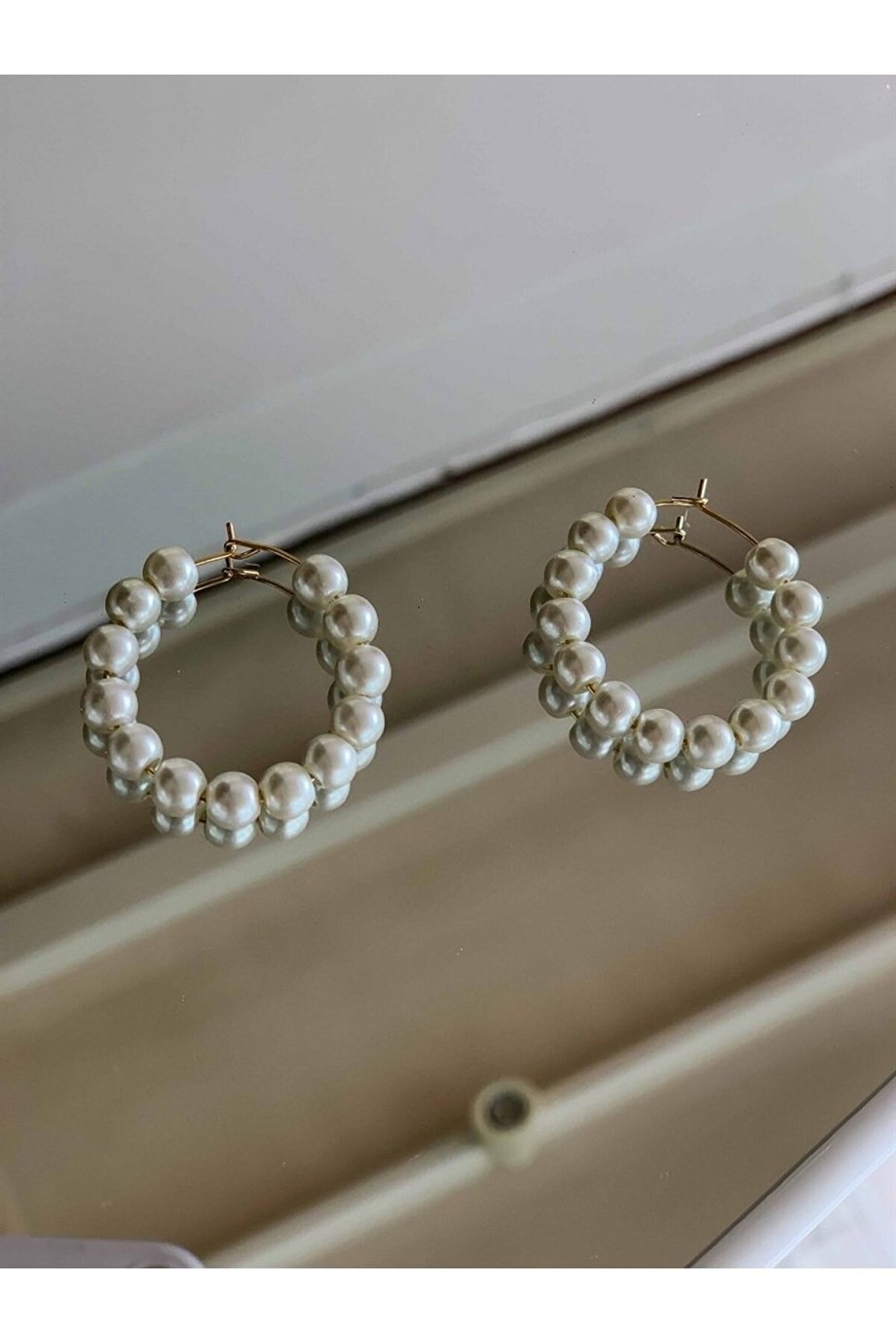 Woman 2 Li Gold Pearl Ring Earrings