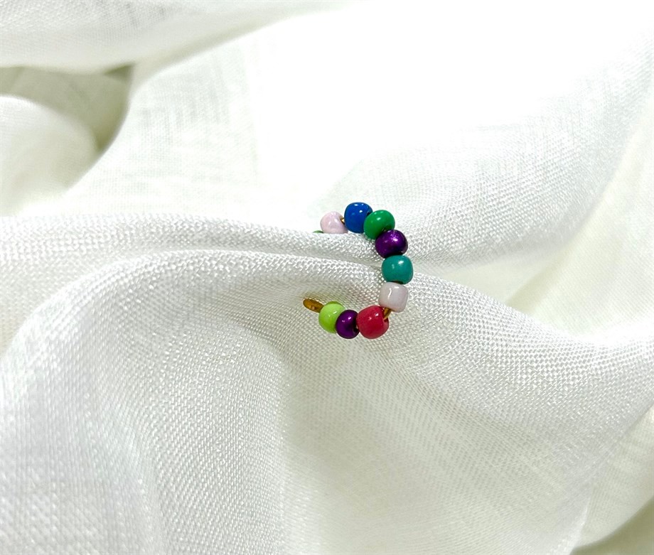 Female colored bead cartilage earrings