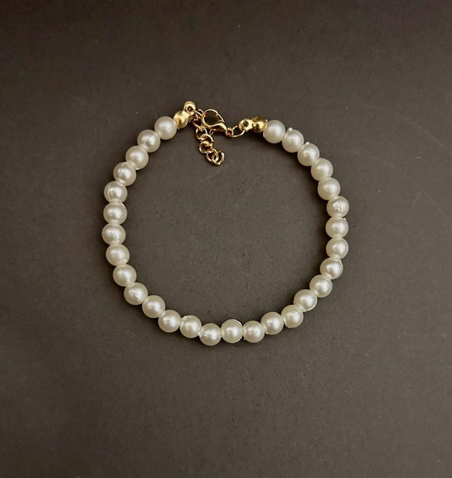 Woman flat pearl bracelet