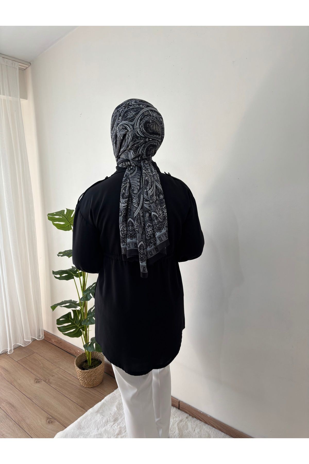 Emsabutik Siyah Taş Detaylı Kap