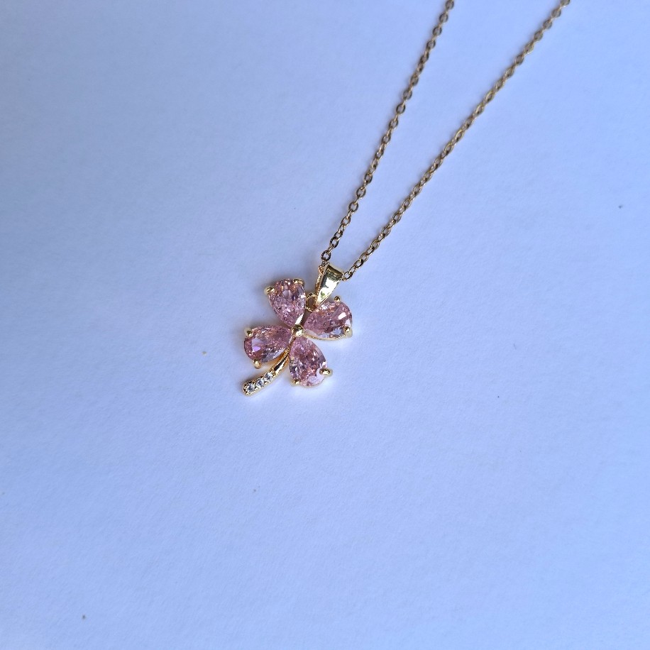 “Şansın Işıltısı” Kolye – Pembe Taşlı Yonca Tasarım