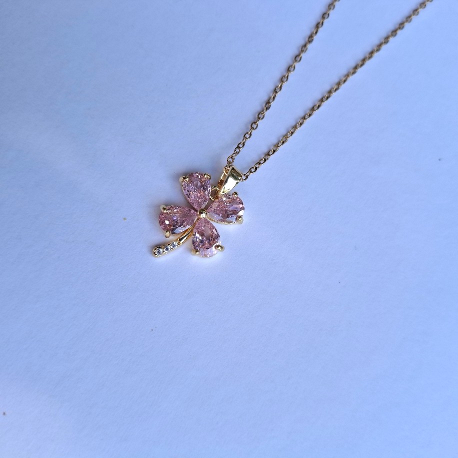 “Şansın Işıltısı” Kolye – Pembe Taşlı Yonca Tasarım