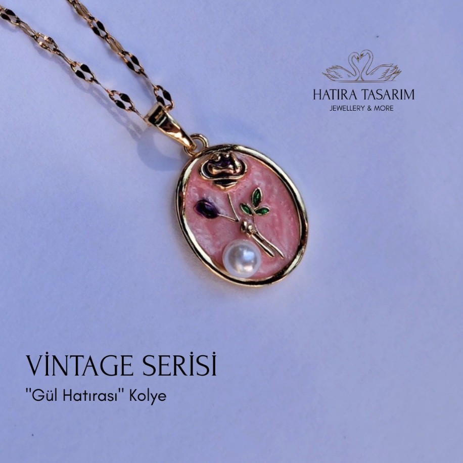 Vintage “Gül Hatırası” Kolye – Pembe Zeminli İnci ve Gül Detaylı
