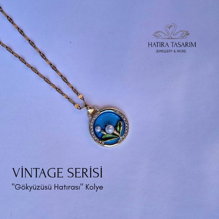 Vintage “Gökyüzüsü Hatırası” Kolye – İnci ve Çiçek Detaylı Mavi Kolye