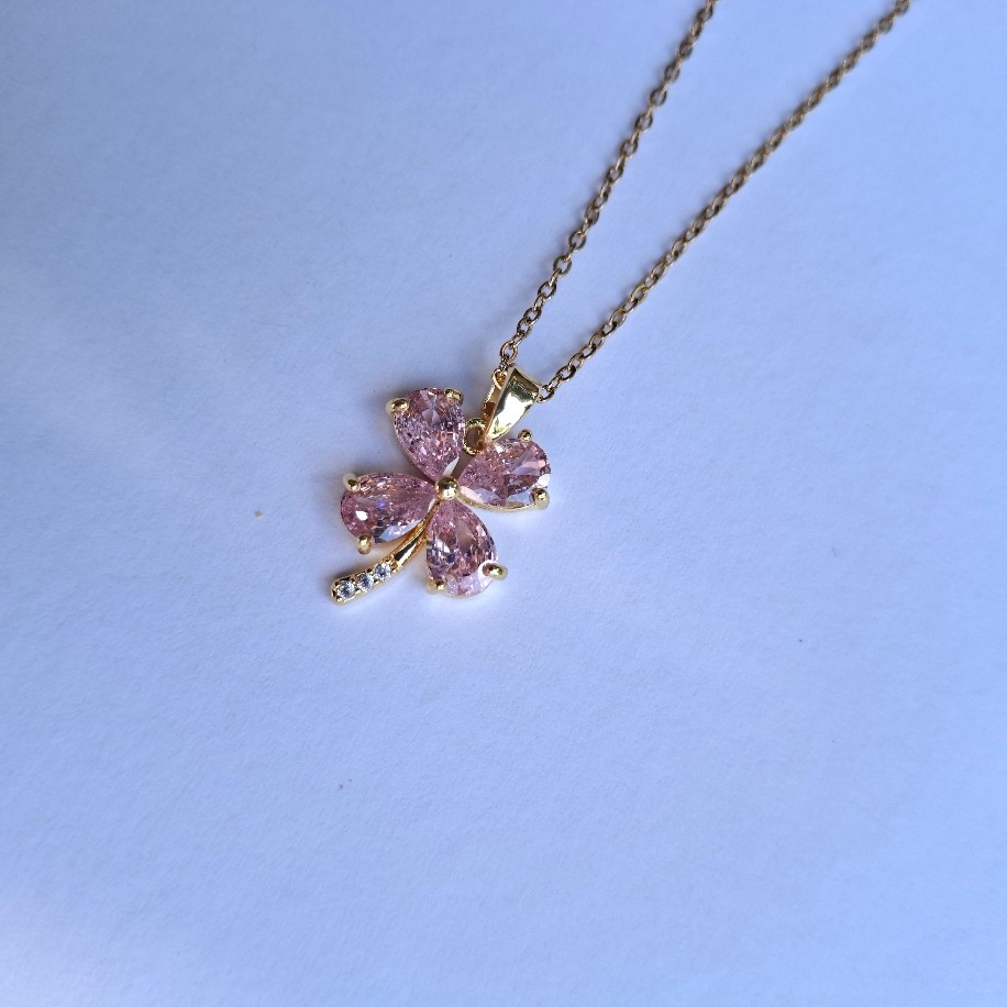 “Şansın Işıltısı” Kolye – Pembe Taşlı Yonca Tasarım