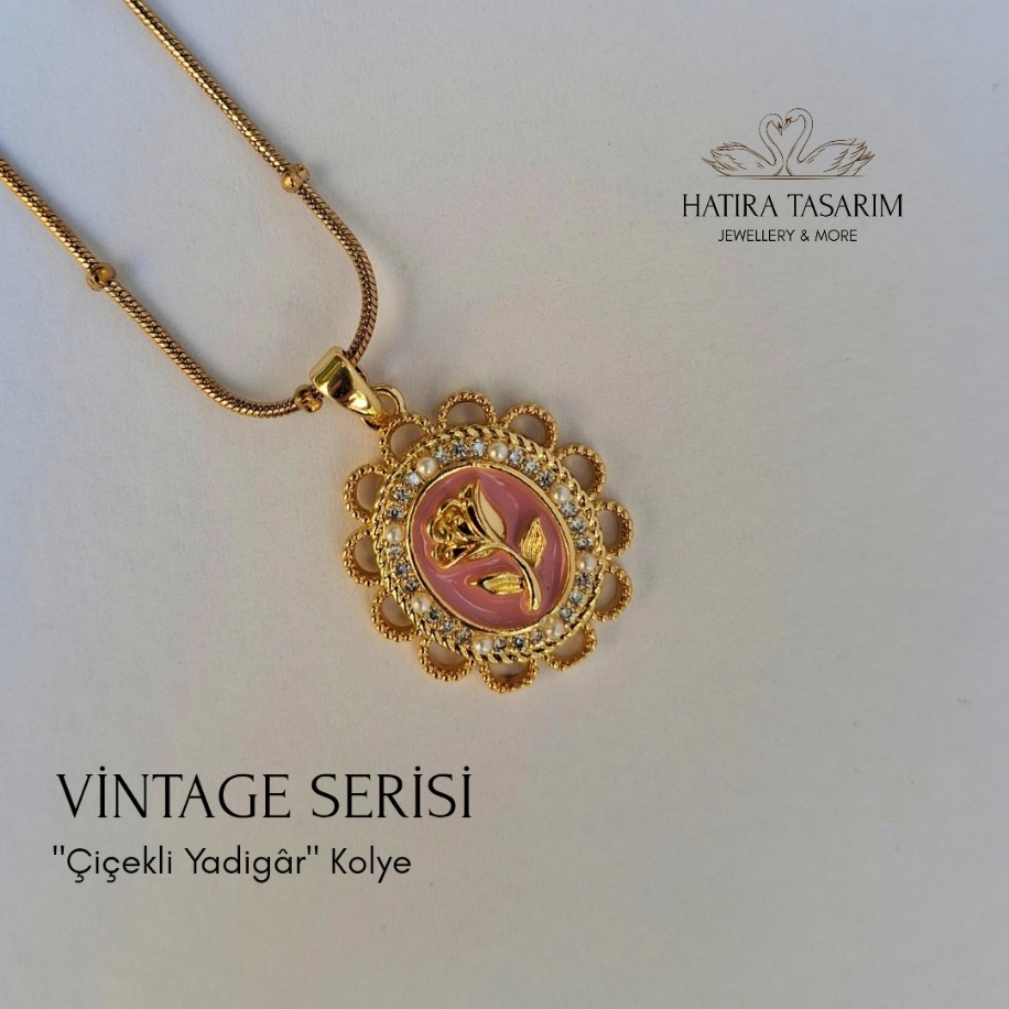 Vintage “Çiçekli Yadigâr” Kolye – Pembe Zeminli Zarif Gül Tasarımı