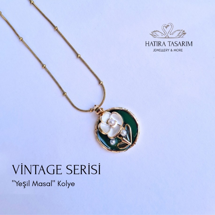 Vintage “Yeşil Masal” Kolye – İnci ve Çiçek Detaylı Yuvarlak Tasarım