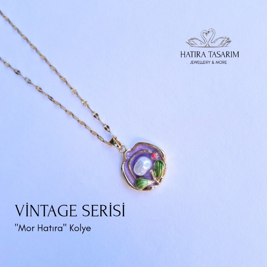 Mor Hatıra – Lila Çiçek ve İnci Detaylı Kolye (Kişiye Özel Hatıra Kutusu)