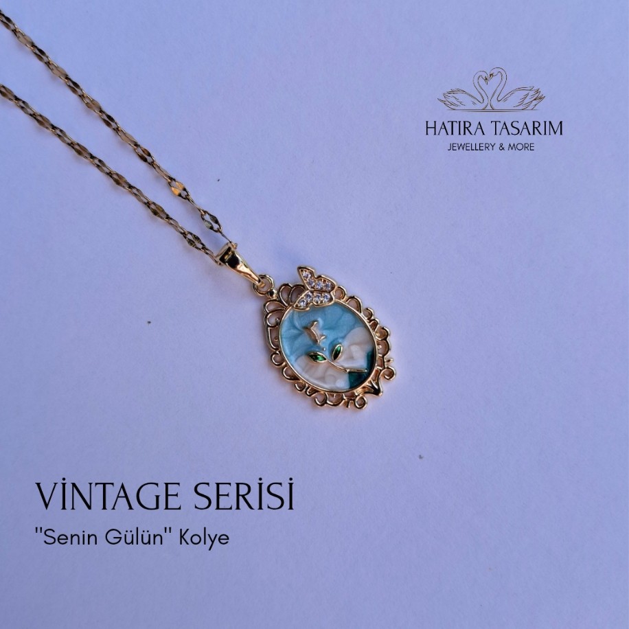 Vintage “Senin Gülün” Kolye – Mavi Zeminli Zarif Çiçek Tasarımı