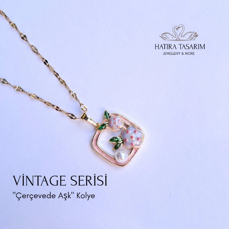 Vintage “Çerçevede Aşk” Kolye – Zarif Çiçek ve İnci Detaylı