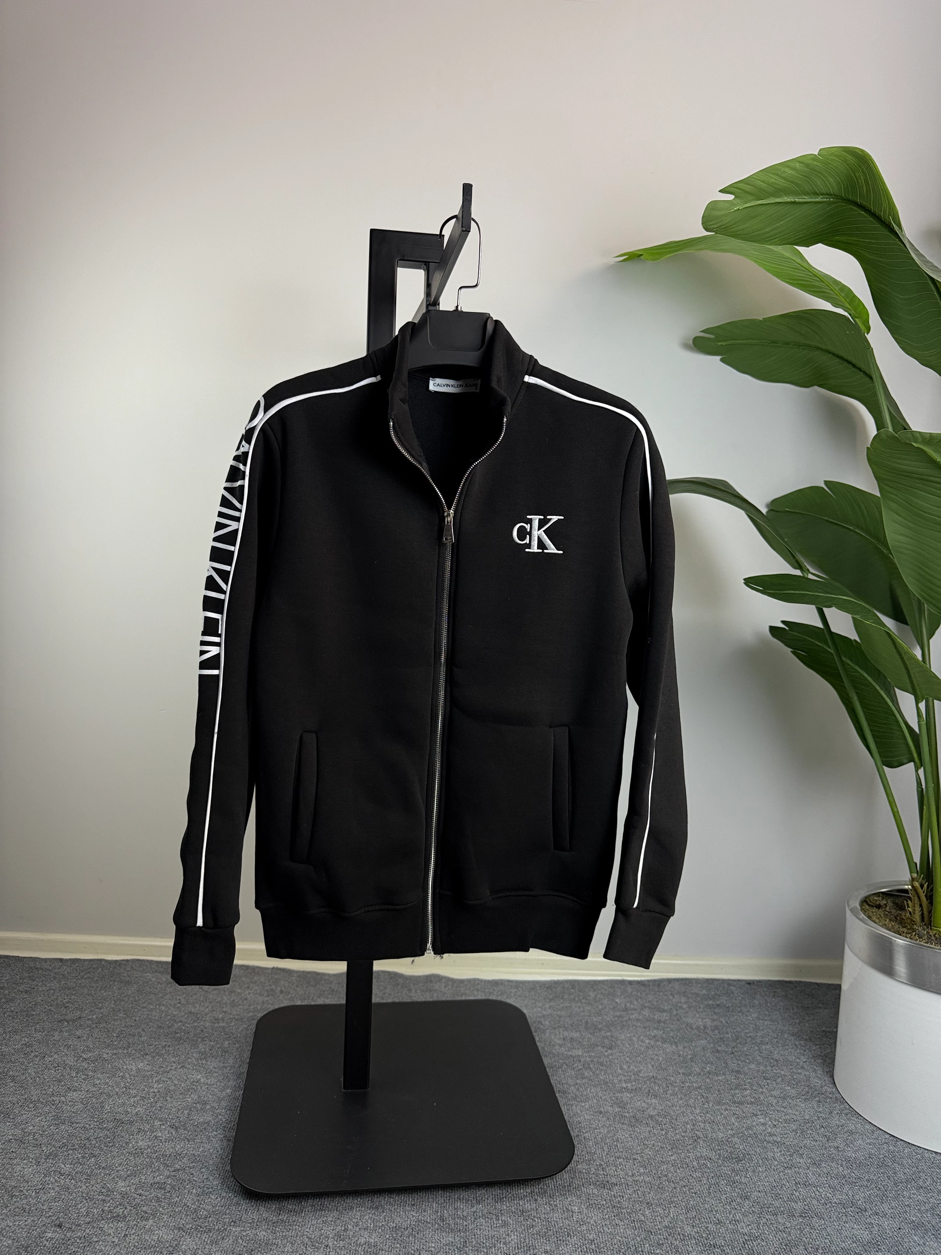 Siyah Renk Üçiplik Şardonlu Tam Fermuarlı Erkek Hırka