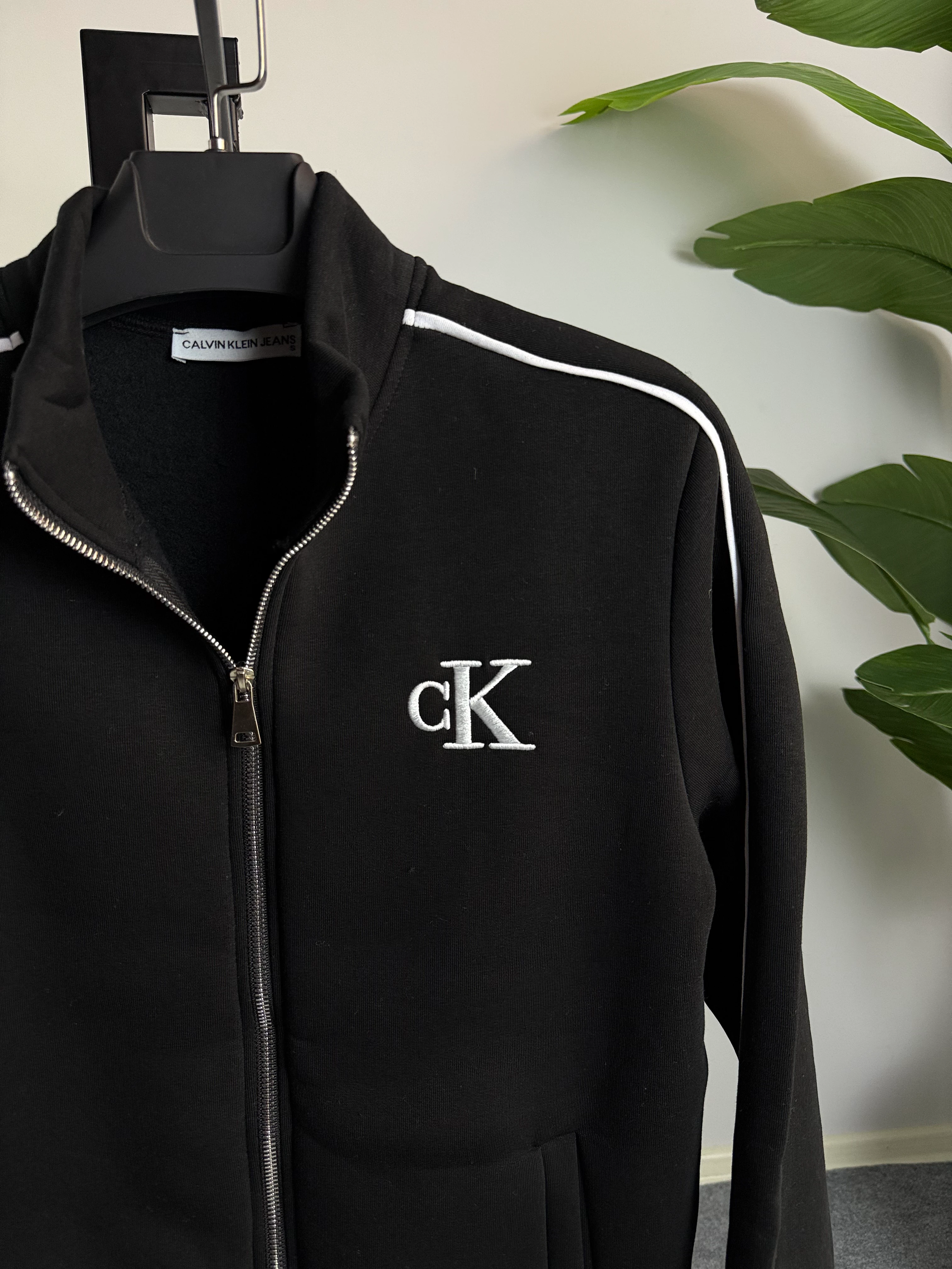 Siyah Renk Üçiplik Şardonlu Tam Fermuarlı Erkek Hırka