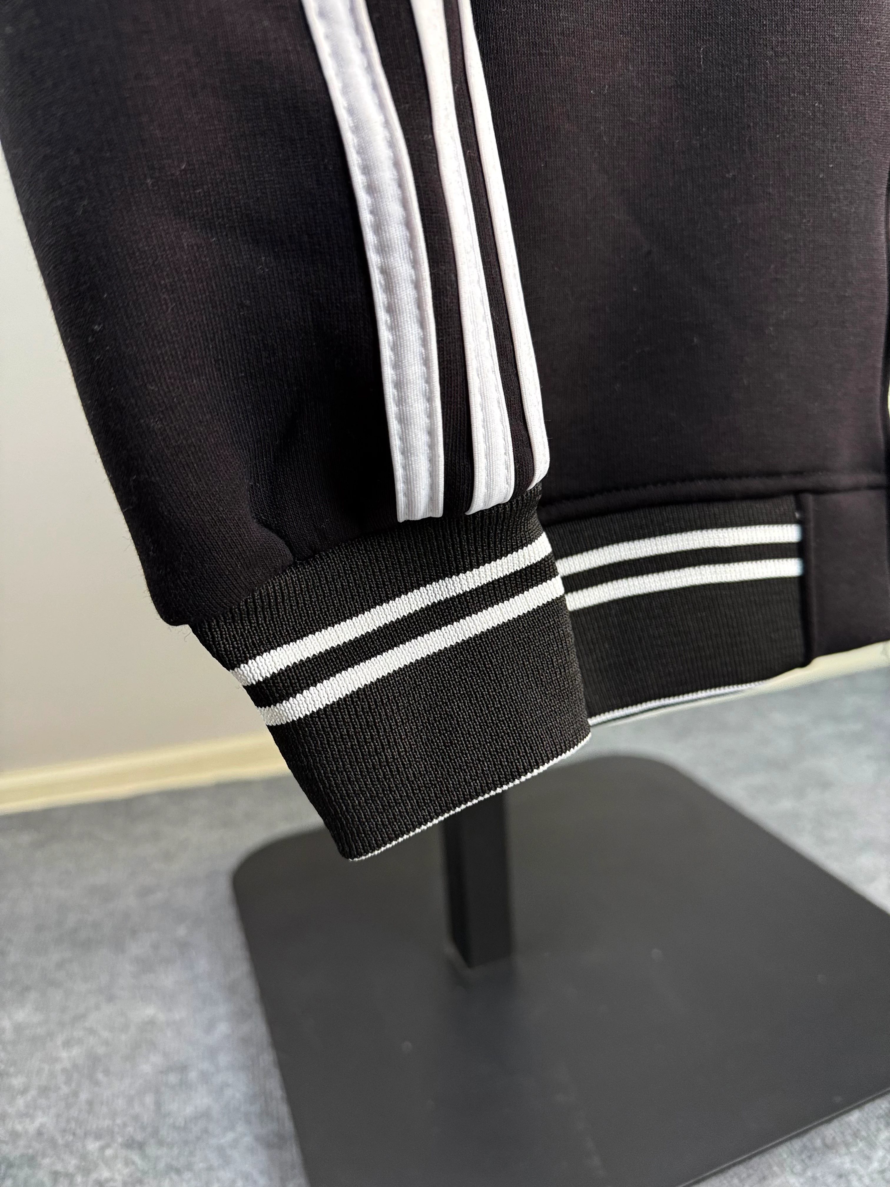 Üç Şeritli Siyah Üçiplik Şardonlu Erkek Hırka