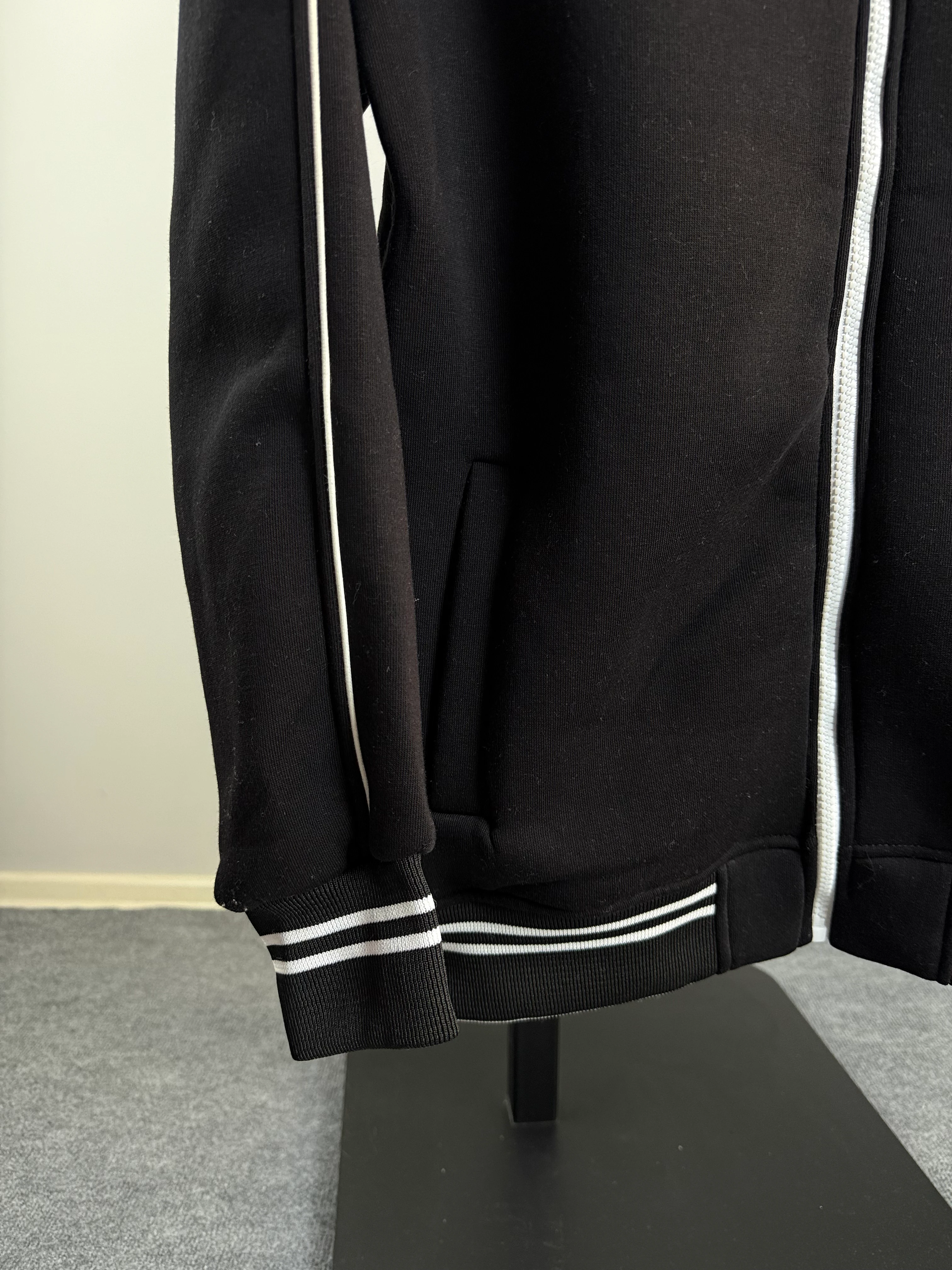 Siyah Renk Üçiplik Şardonlu Tam Fermuarlı Erkek Hırka