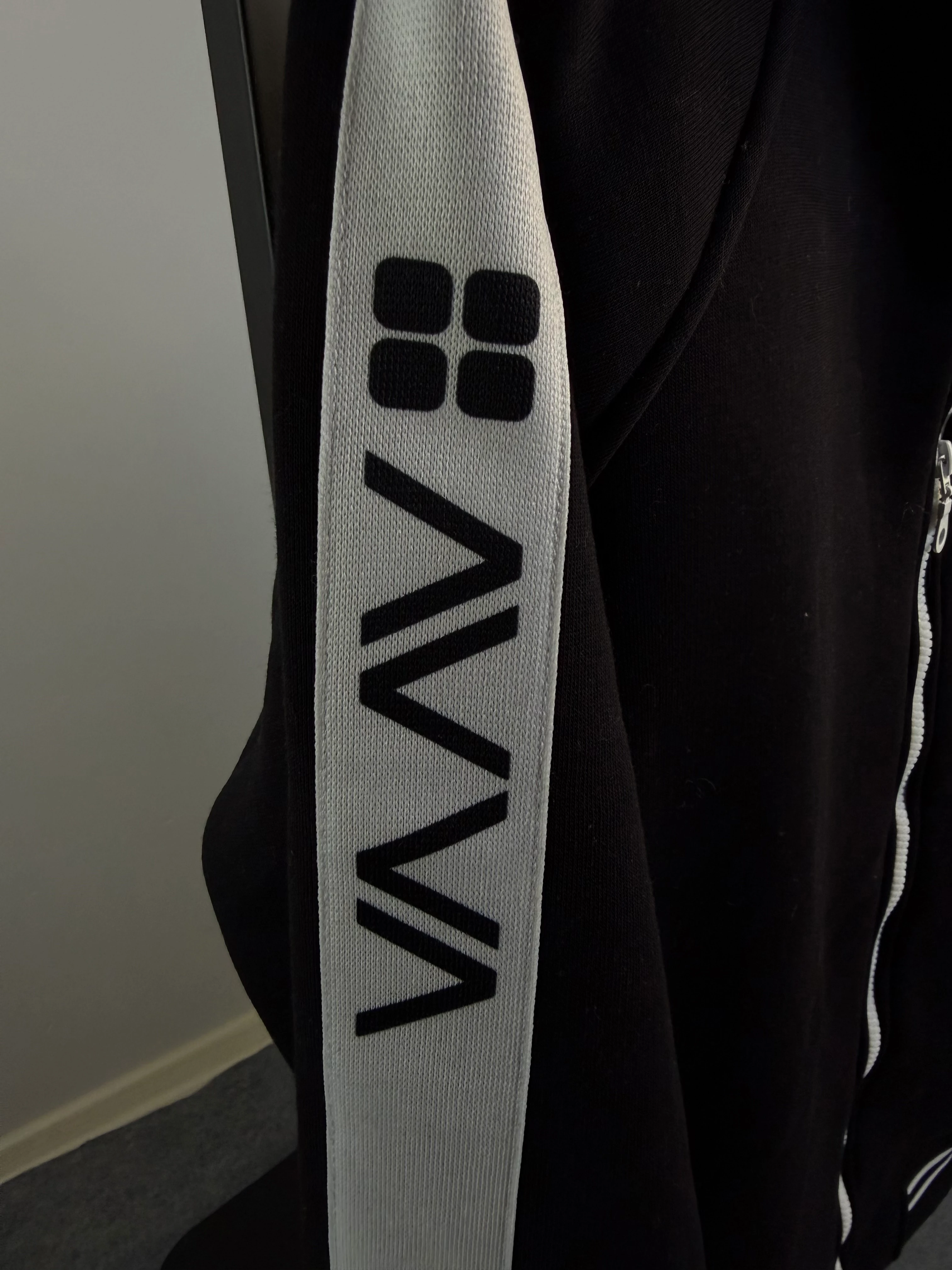 Siyah Renk Üçiplik Şardonlu Tam Fermuarlı Erkek Hırka