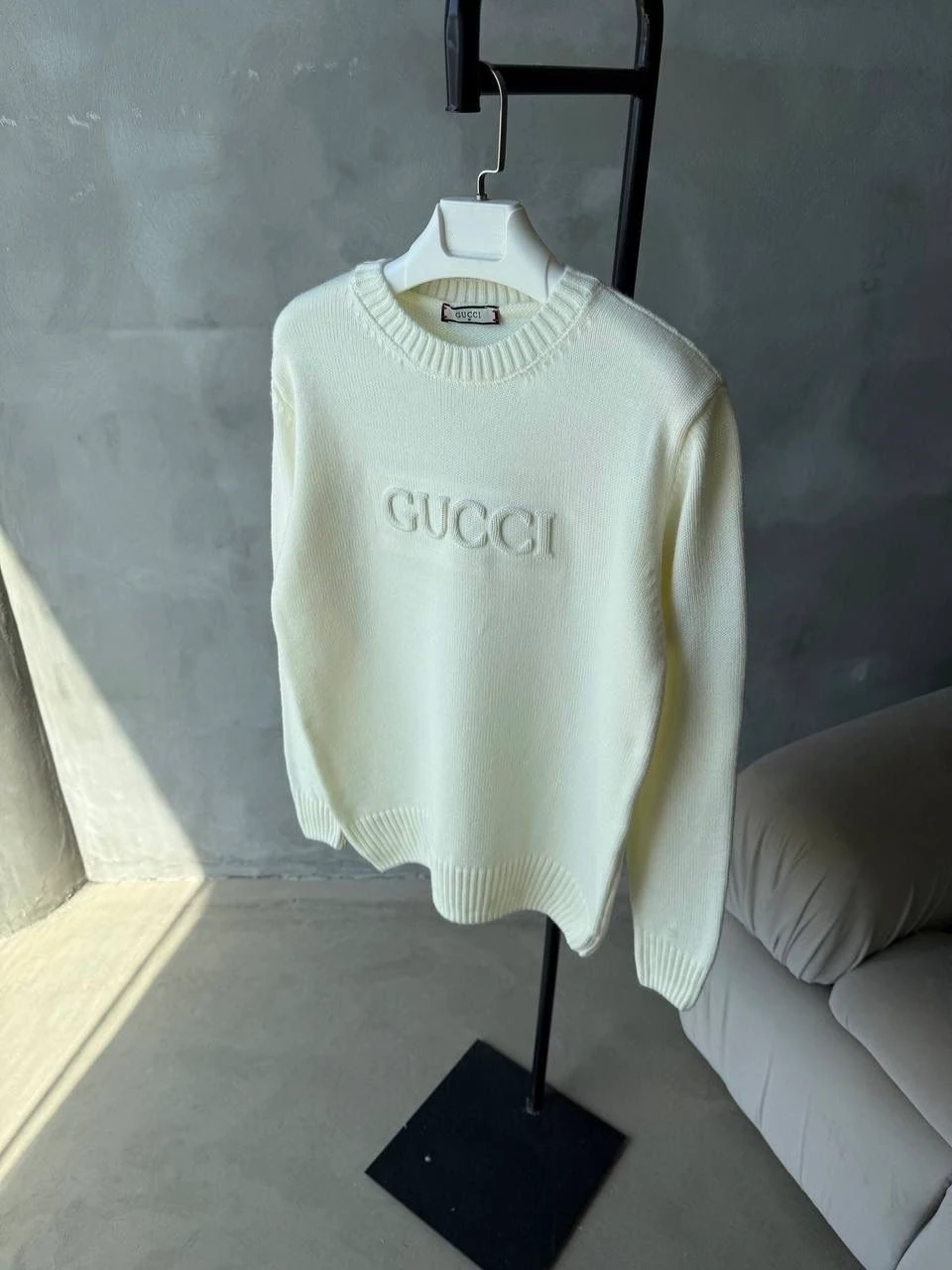 BEYAZ KABARTMA DESENLİ ERKEK TRİKO KAZAK