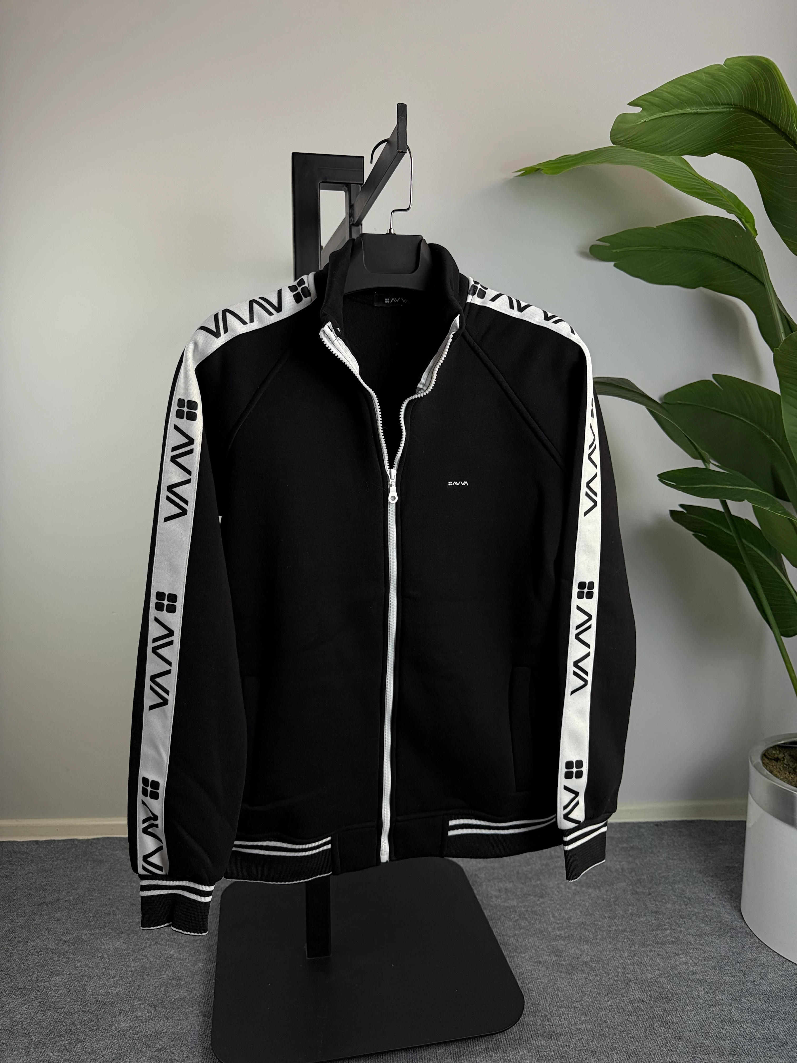 Siyah Renk Üçiplik Şardonlu Tam Fermuarlı Erkek Hırka