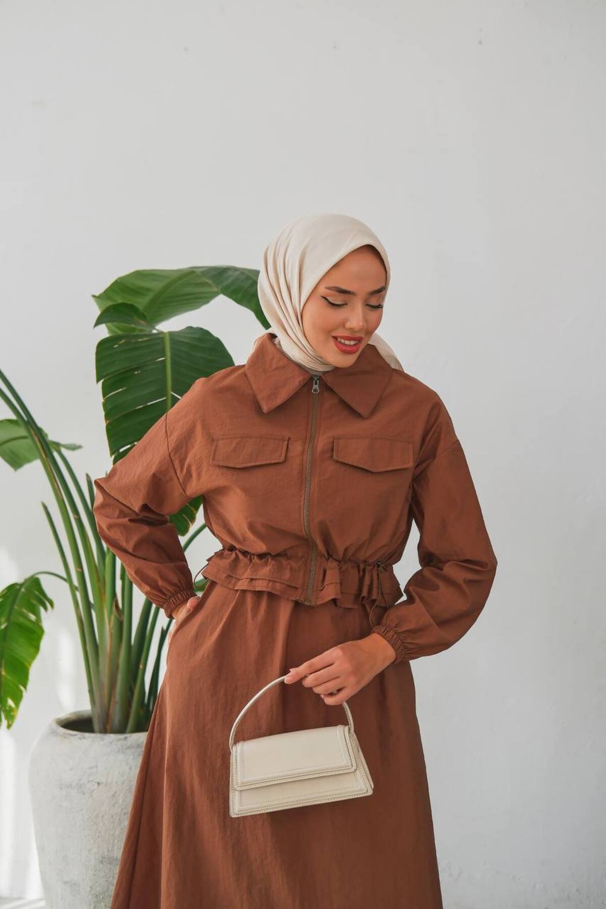 İKİLİ TAKİM : FERMUARLI CROP CEKETLİ VE KOLSUZ UZUN ELBİSE- PARAŞÜT KUMAŞ