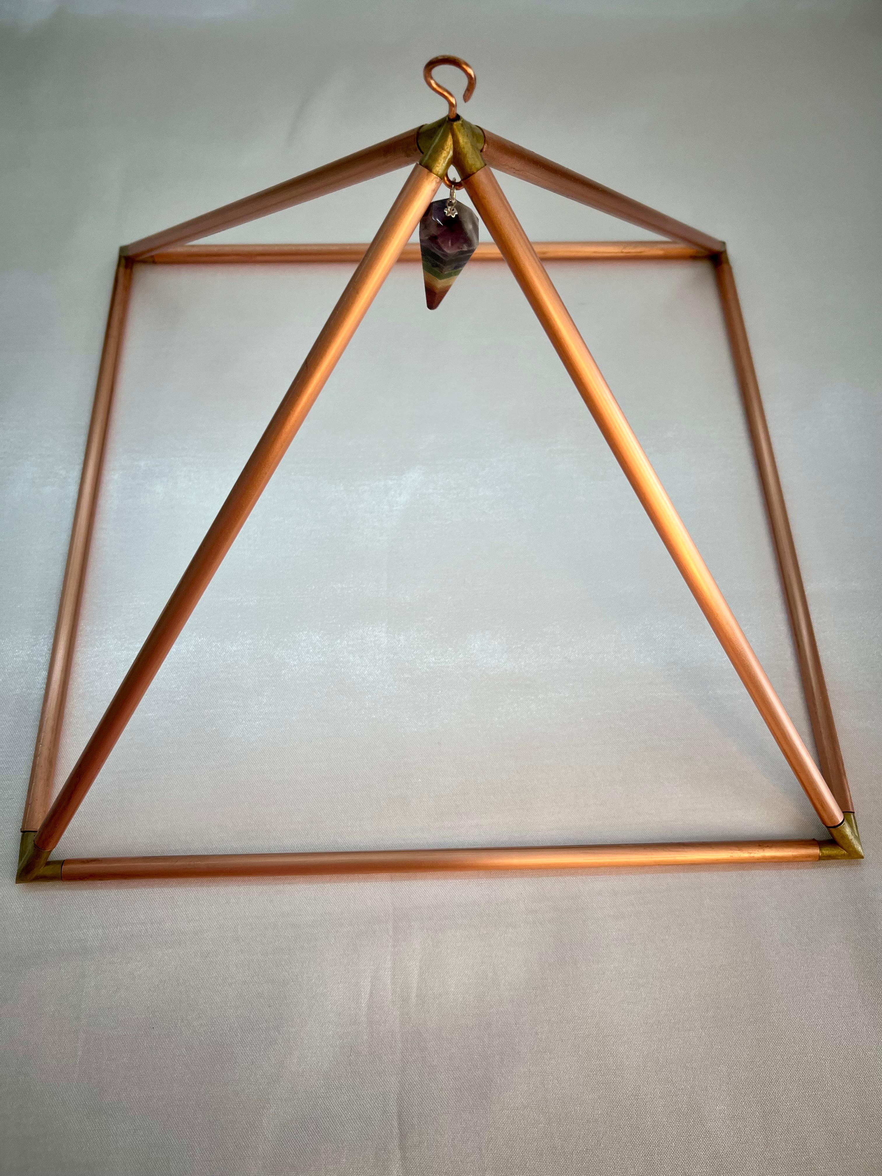 BAKIR PİRAMİT 50x50 cm dir.